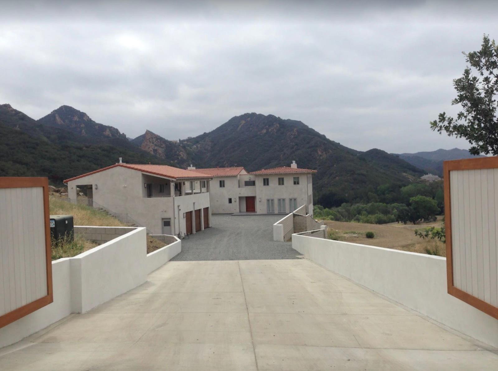 R's Modern Hills Home — photo 1