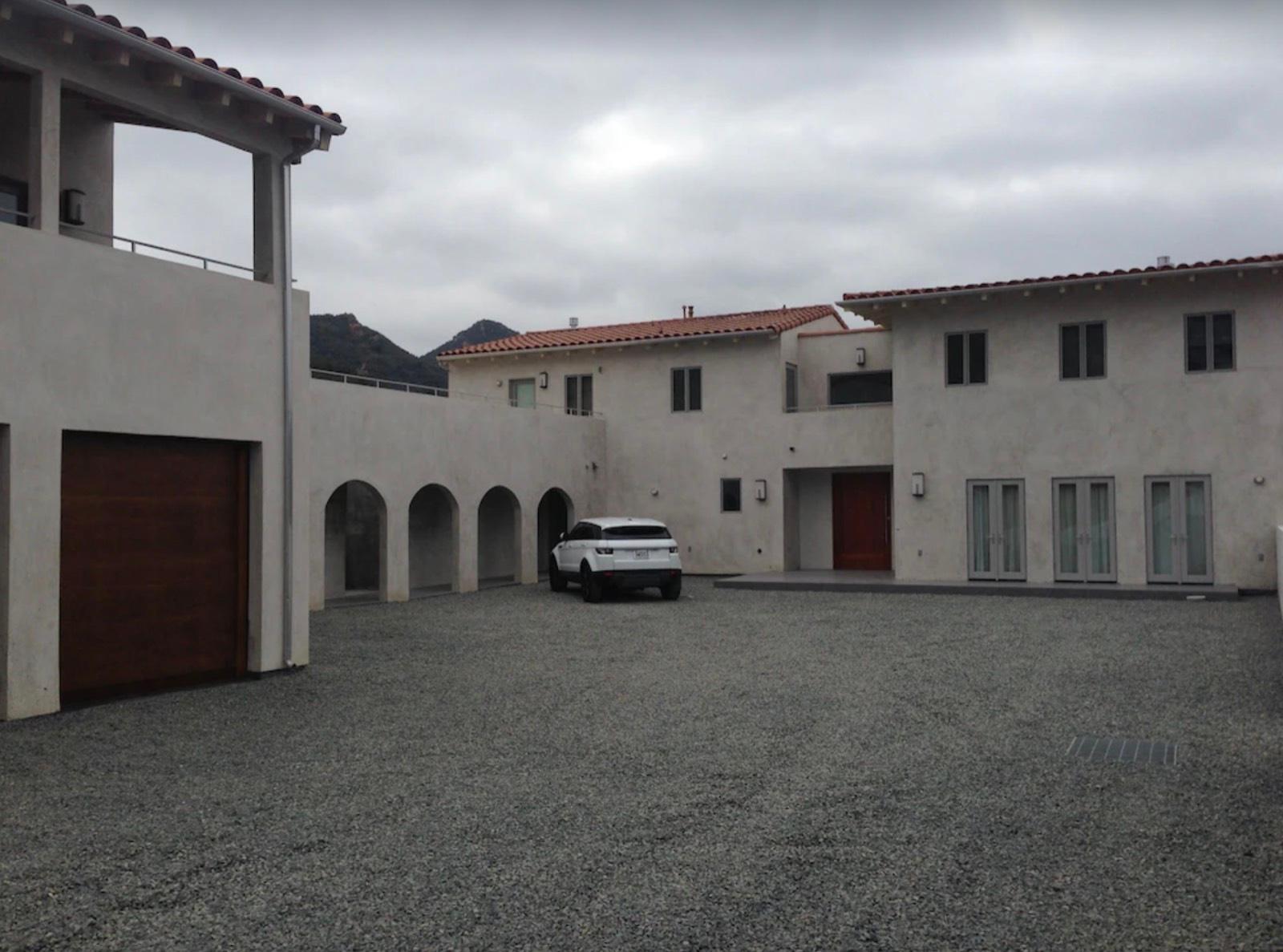 R's Modern Hills Home — photo 2