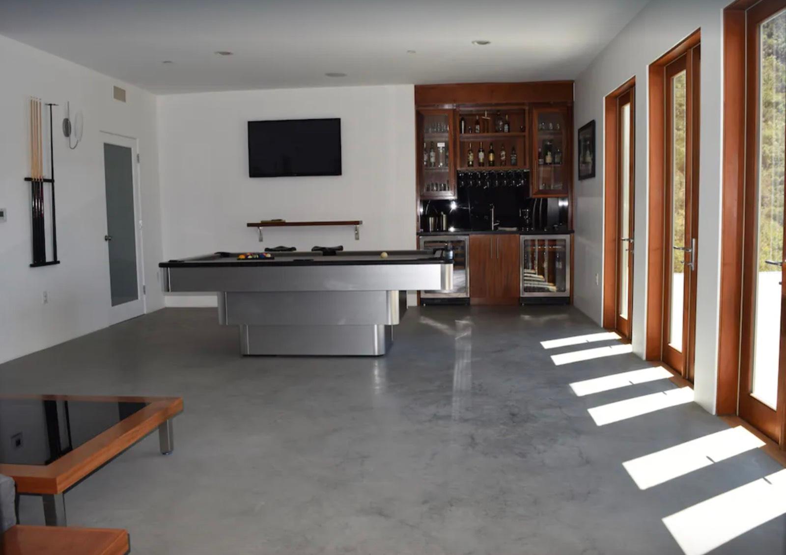 R's Modern Hills Home — photo 11
