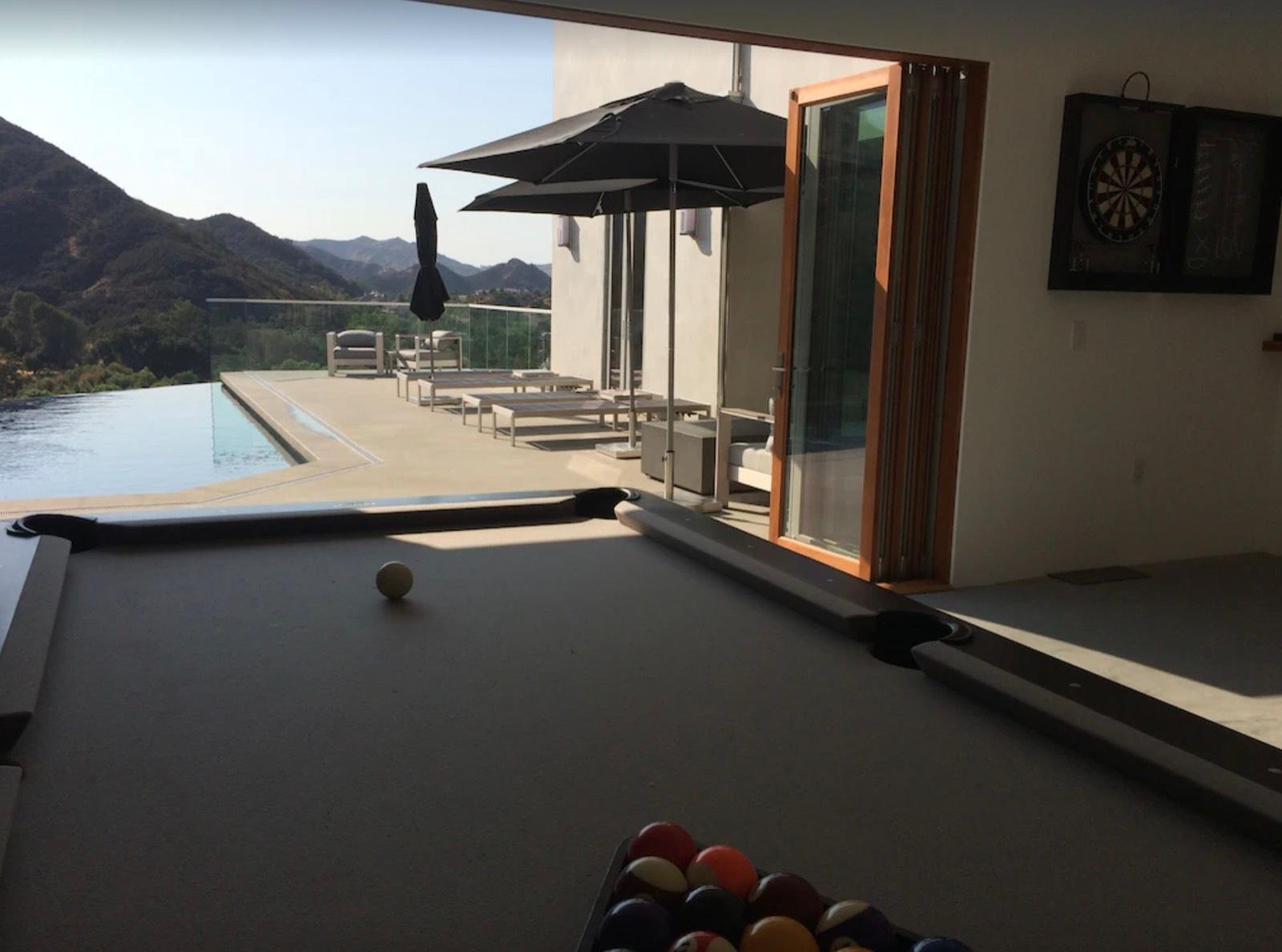 R's Modern Hills Home — photo 12