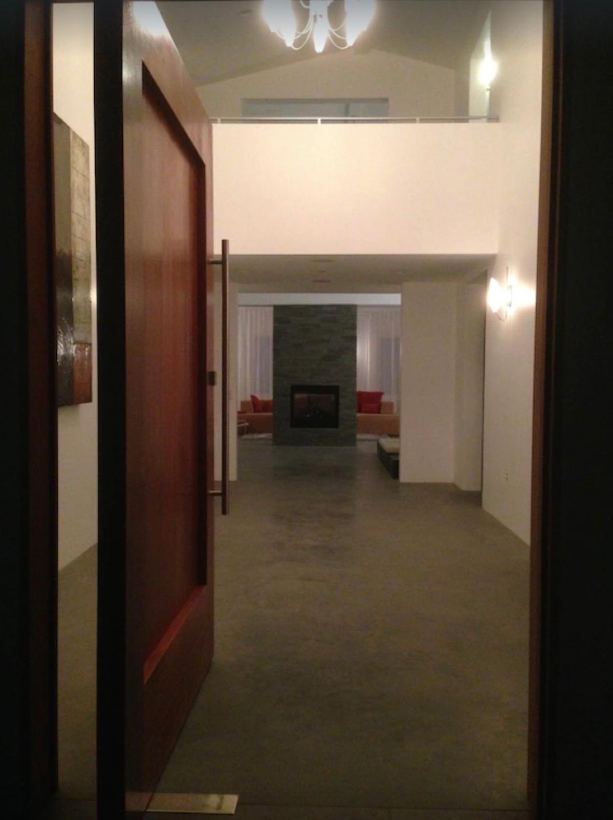 R's Modern Hills Home — photo 3