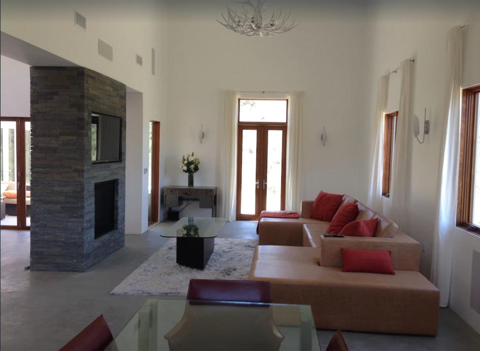 R's Modern Hills Home — photo 4