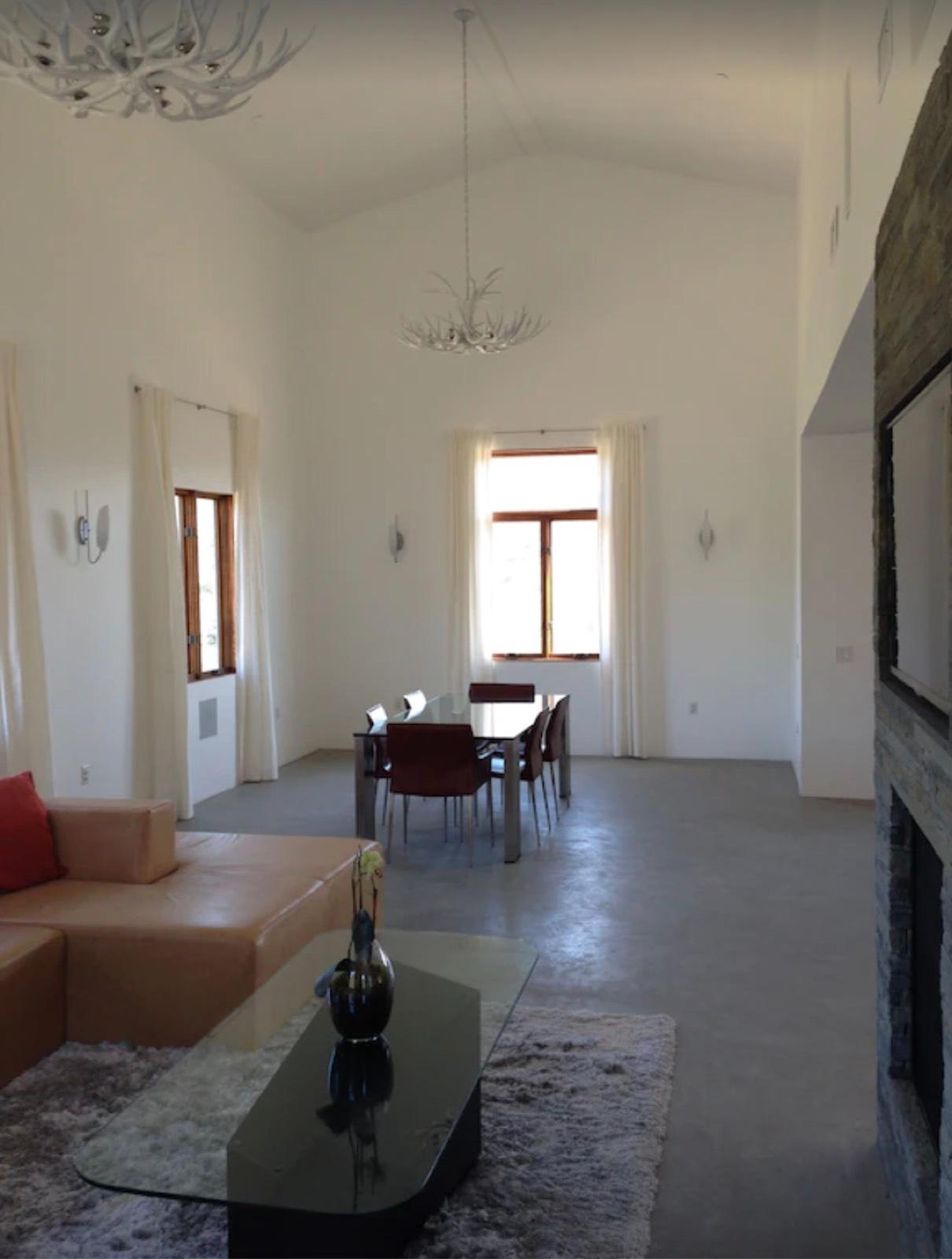 R's Modern Hills Home — photo 5