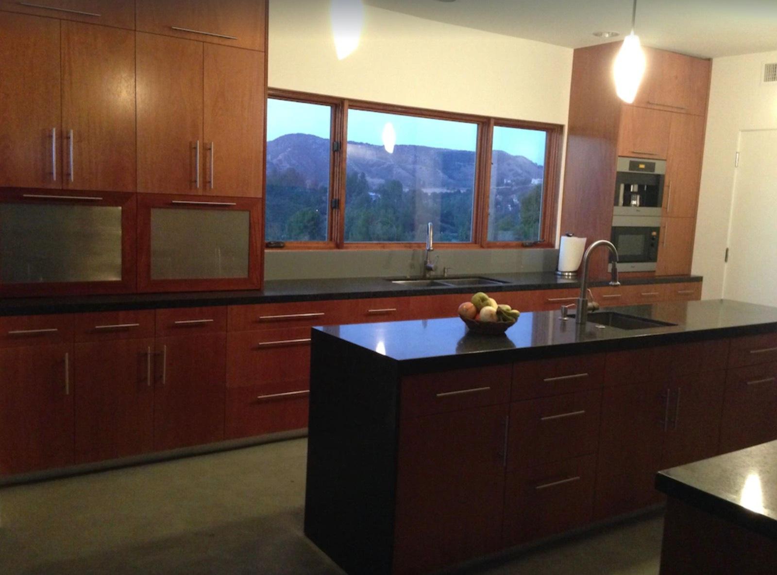 R's Modern Hills Home — photo 7