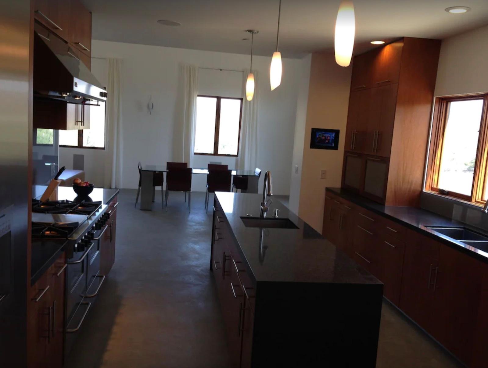 R's Modern Hills Home — photo 8