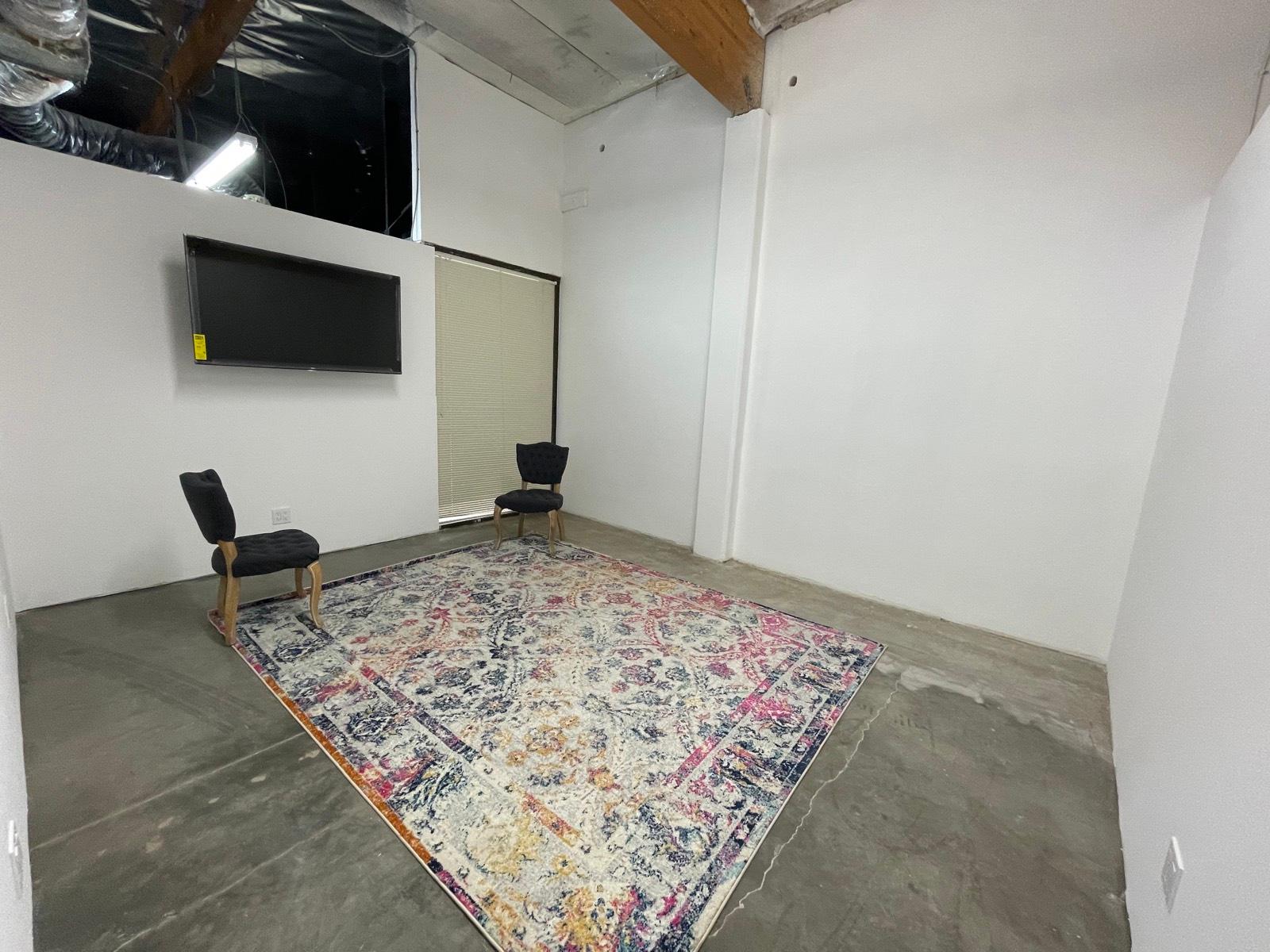 R's Studio Office — photo 4