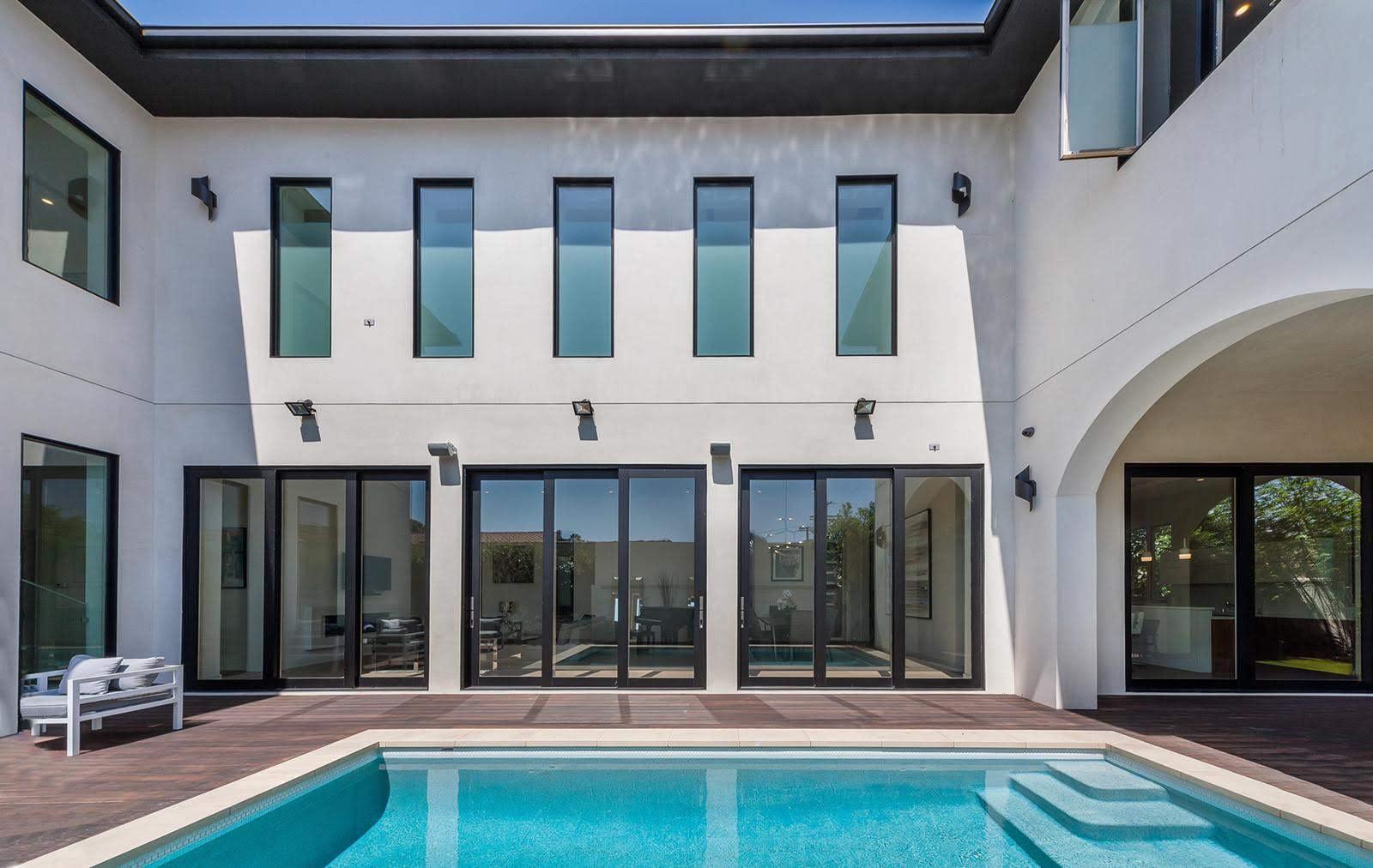 R's Trendy Modern House — photo 3