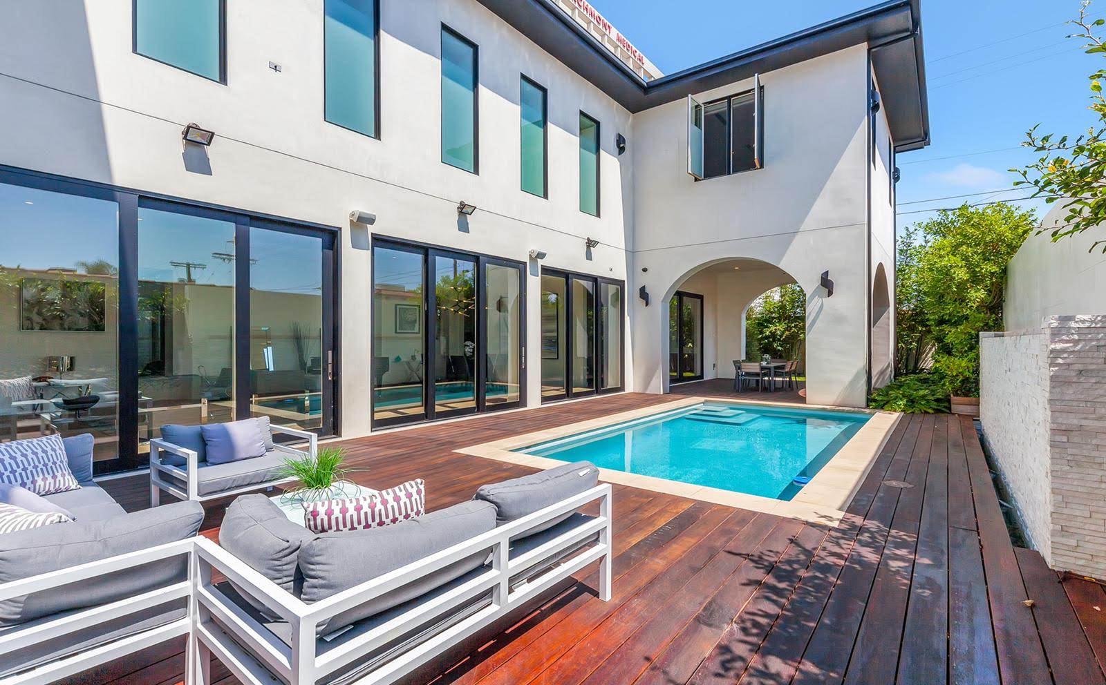 R's Trendy Modern House — photo 4