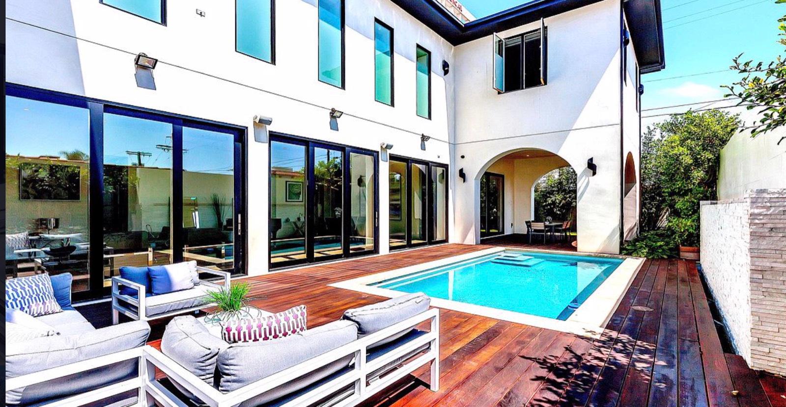 R's Trendy Modern House — photo 7