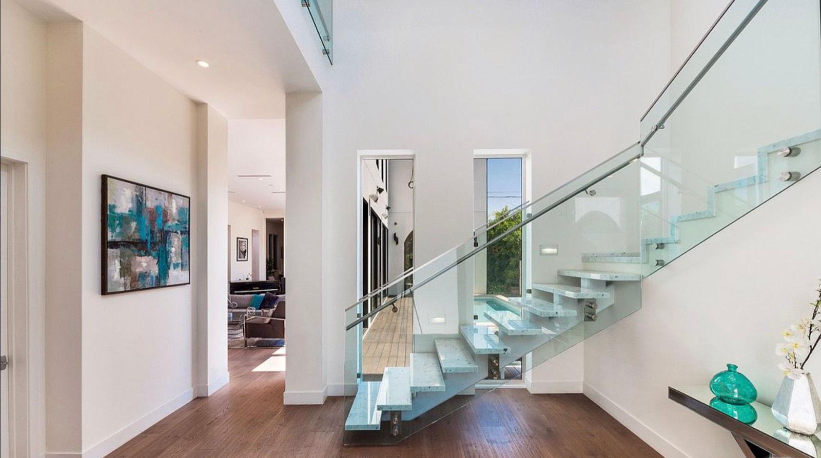 R's Trendy Modern House — photo 10