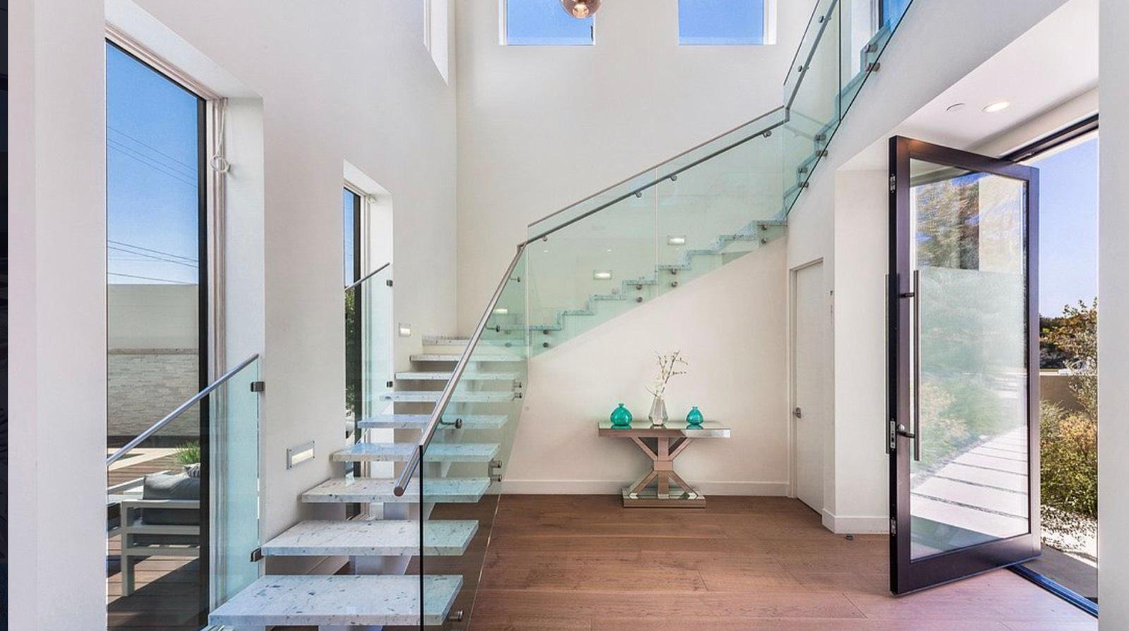 R's Trendy Modern House — photo 1
