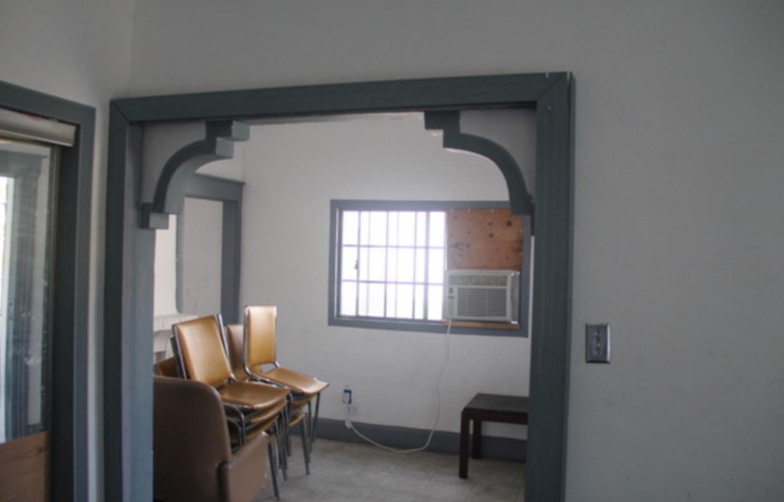Rundown Downtown House — photo 10