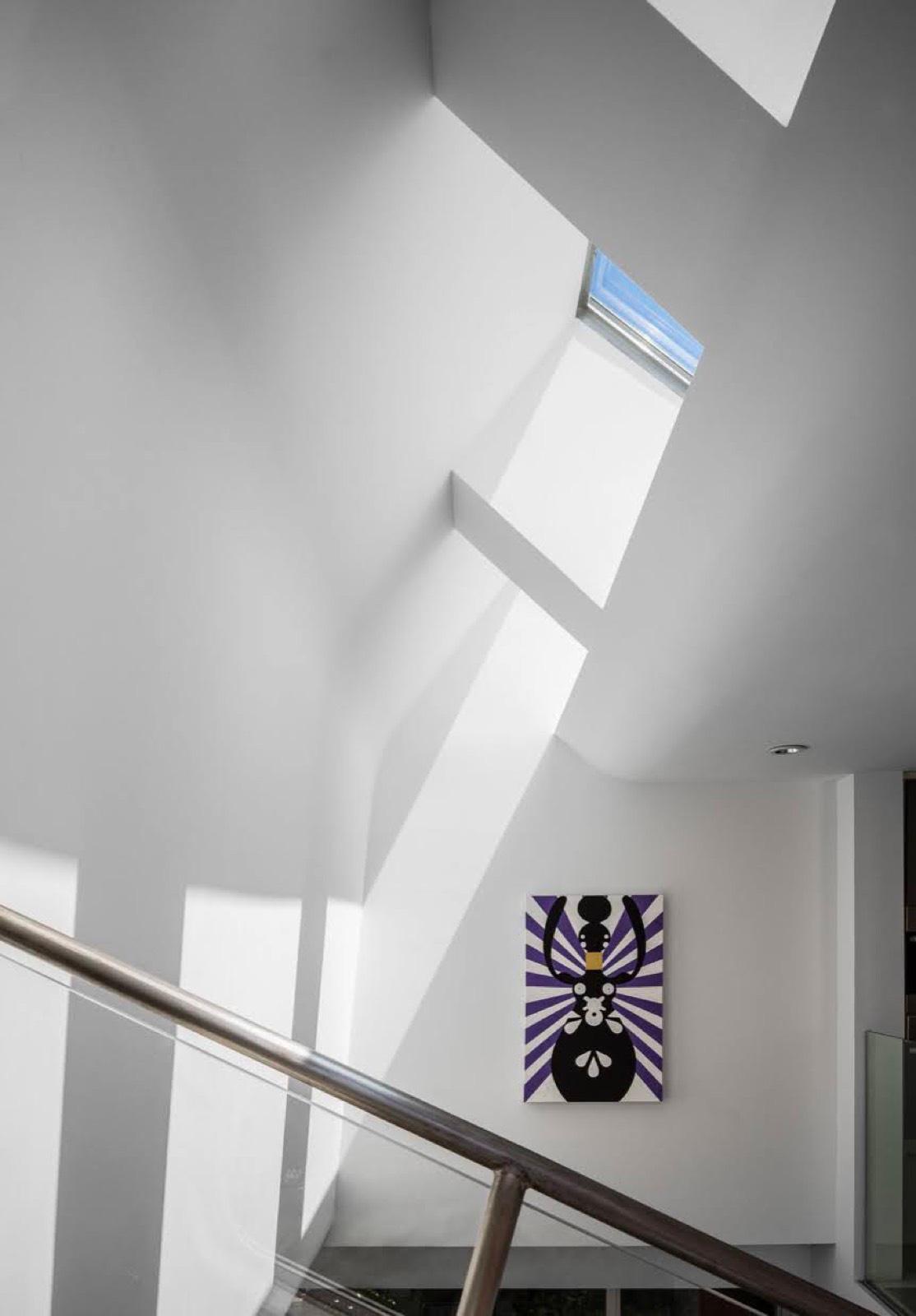 RV S Futuristic Colorful Home — photo 12
