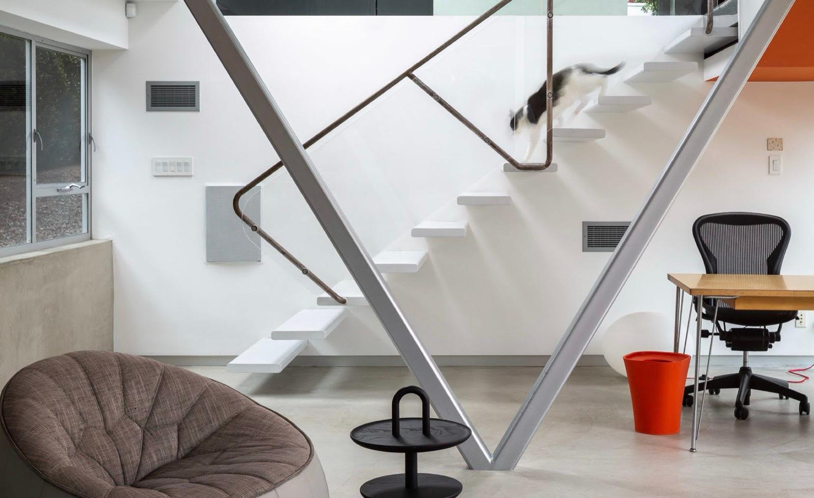 RV S Futuristic Colorful Home — photo 9