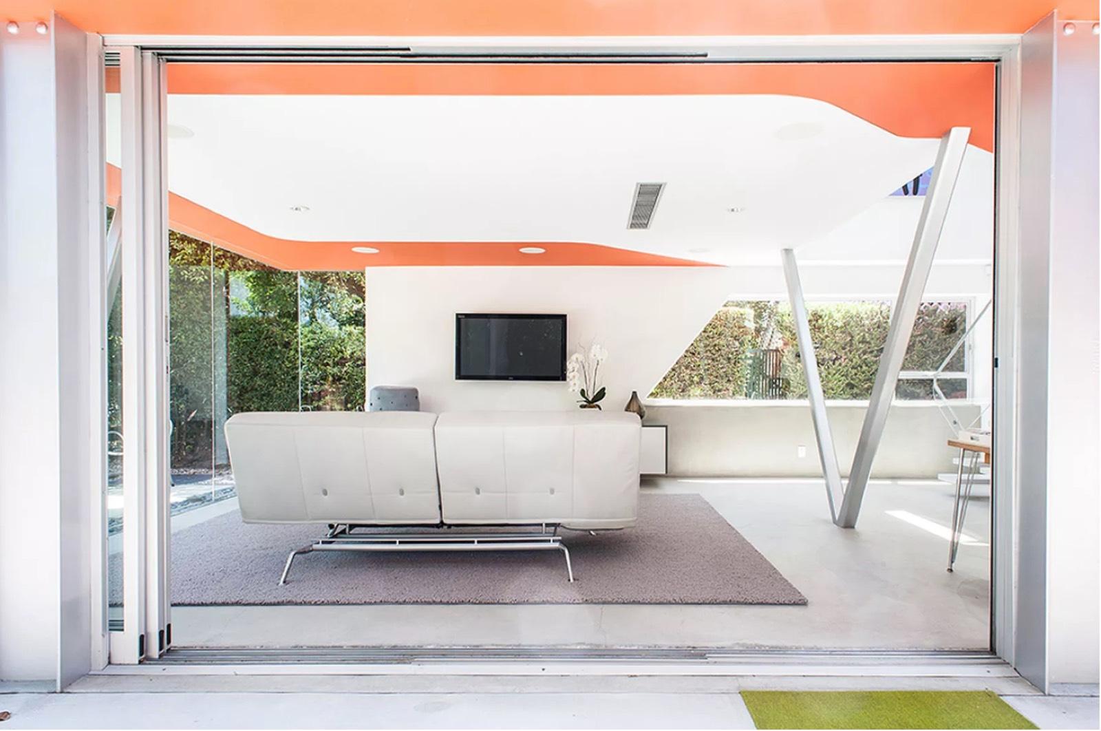 RV's Colorful Mod House — photo 2