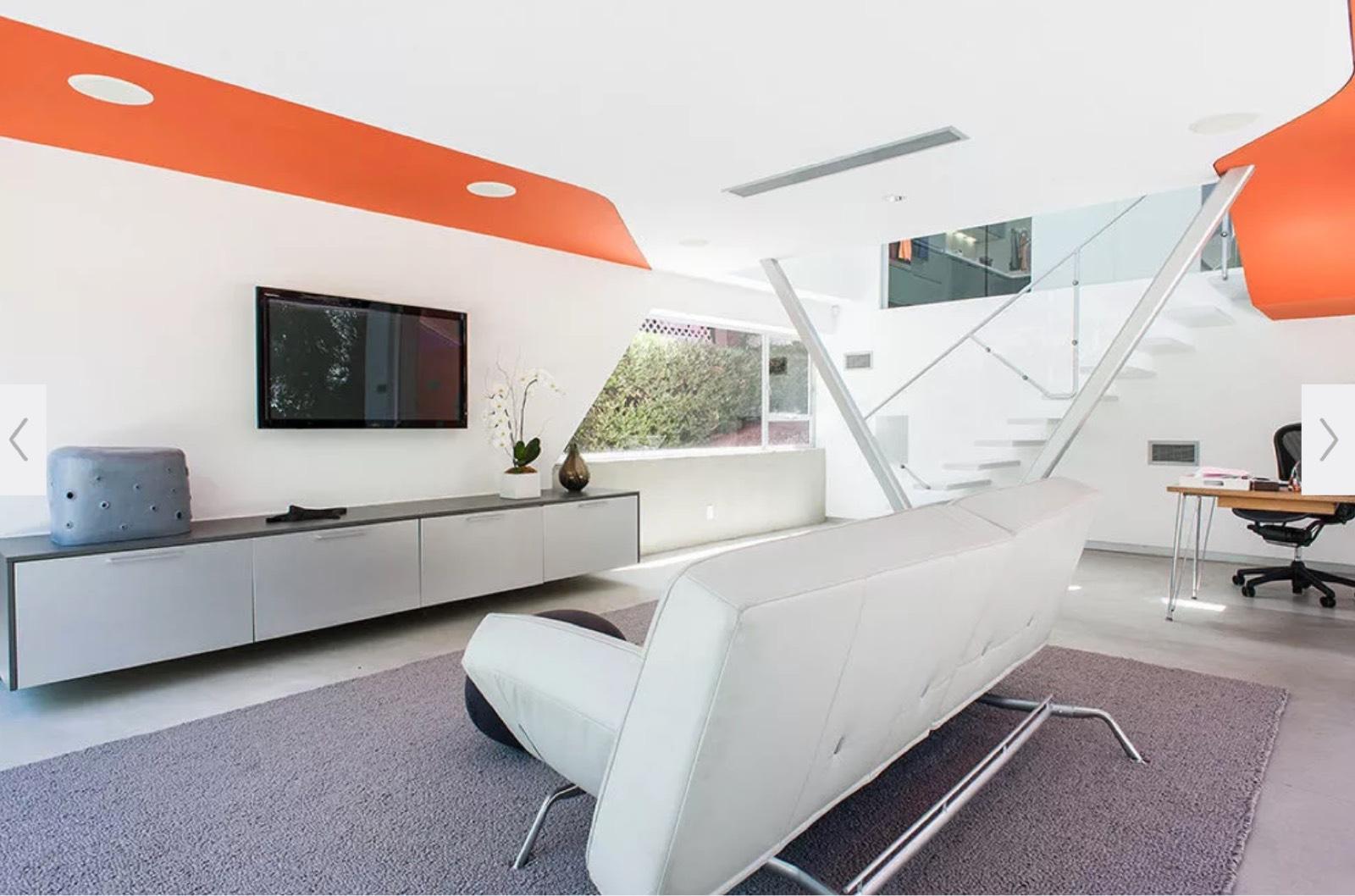 RV's Colorful Mod House — photo 4