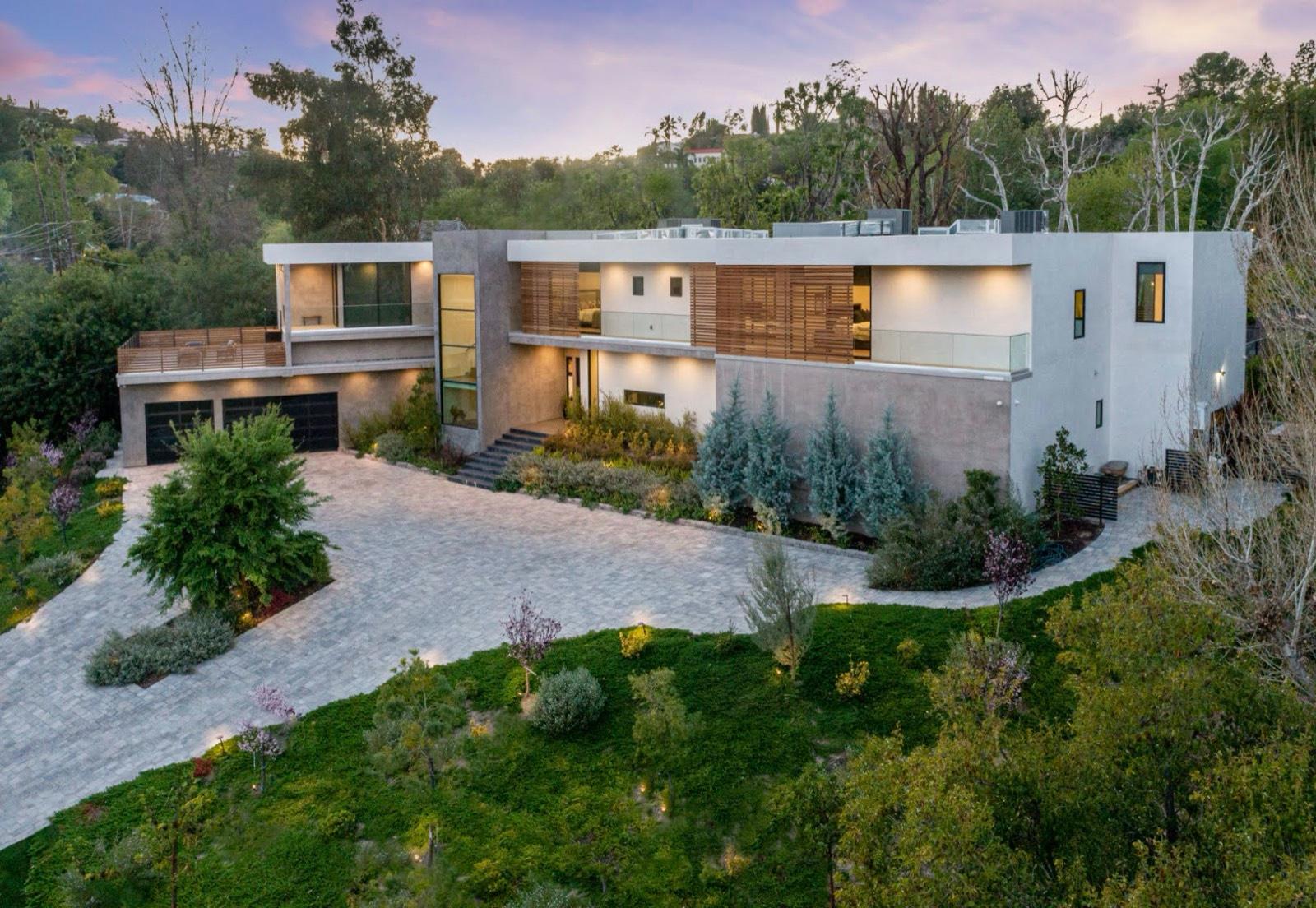 S and M's Modern Valley Mansion 11218 — photo 2