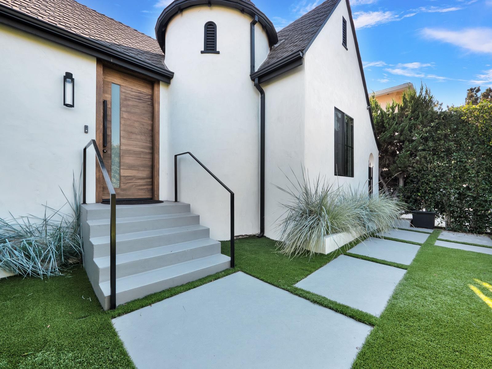 S's Modern Bright Cottage — photo 6