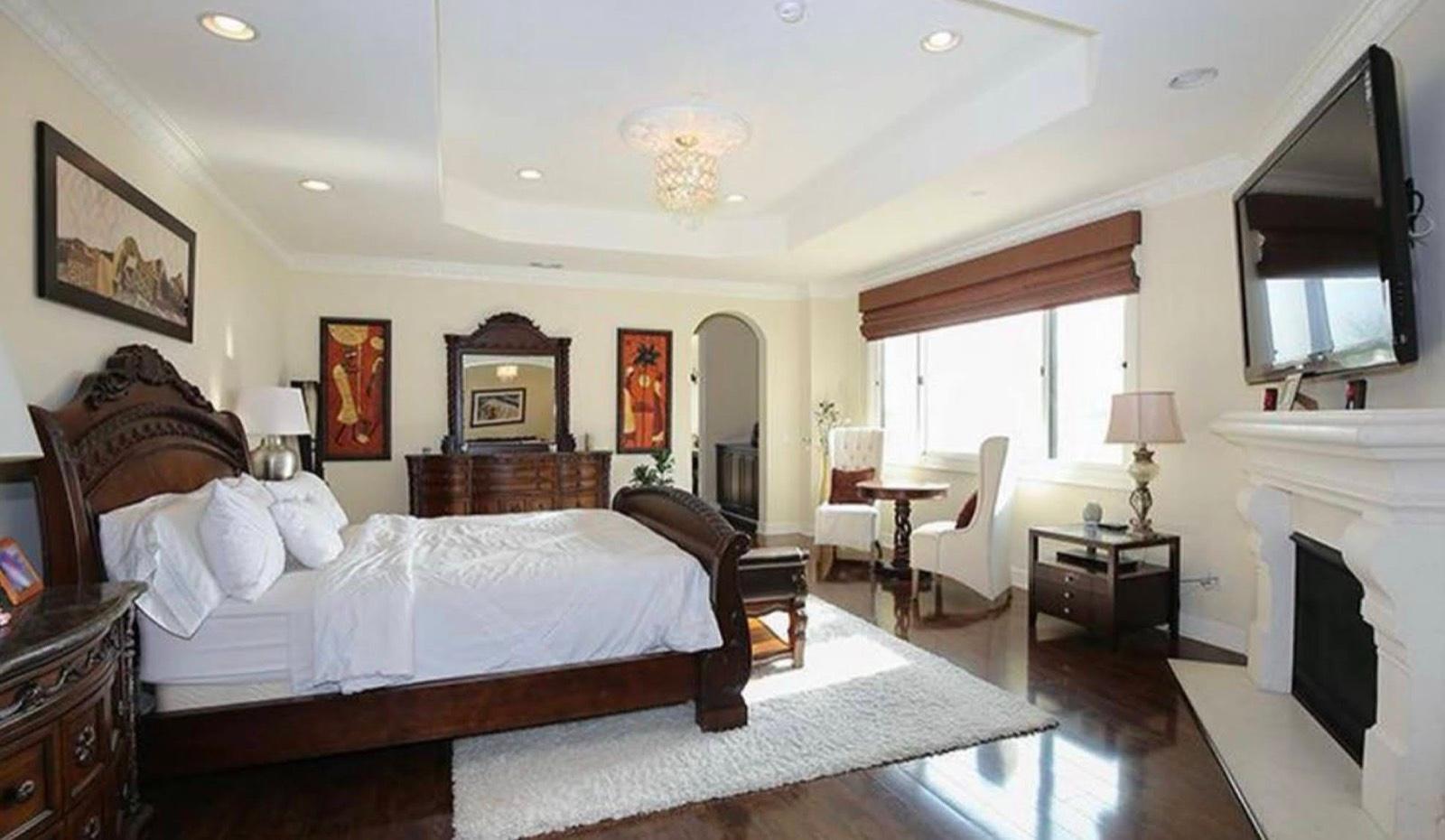 S's Suburb Traditonal Ranch Mansion — photo 12