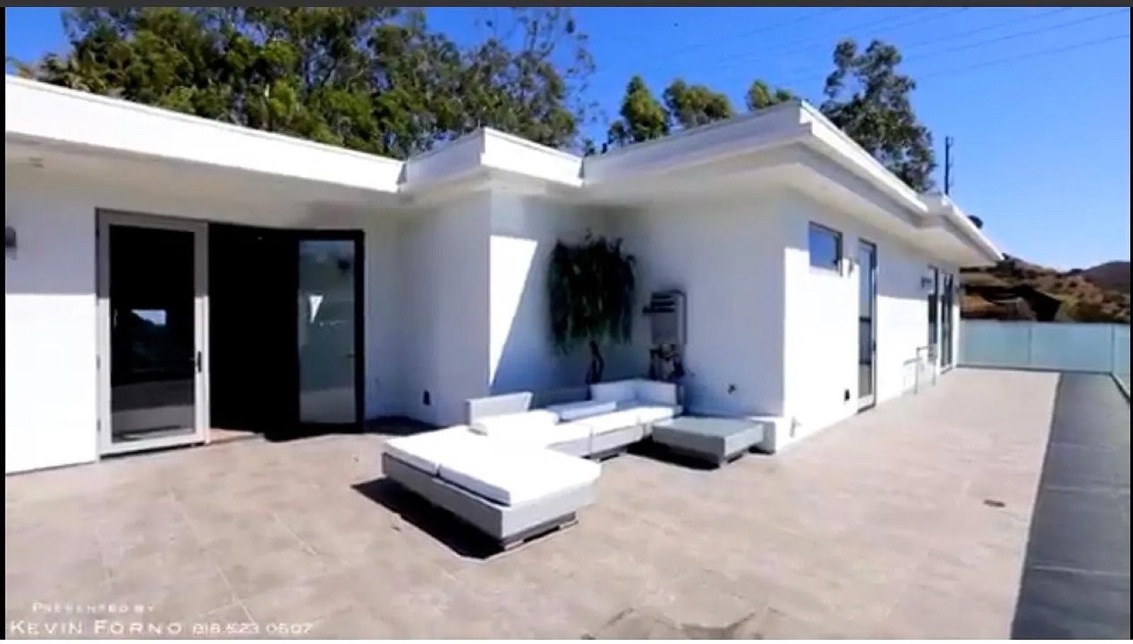 S Stylish Mod Near Studio City — photo 2