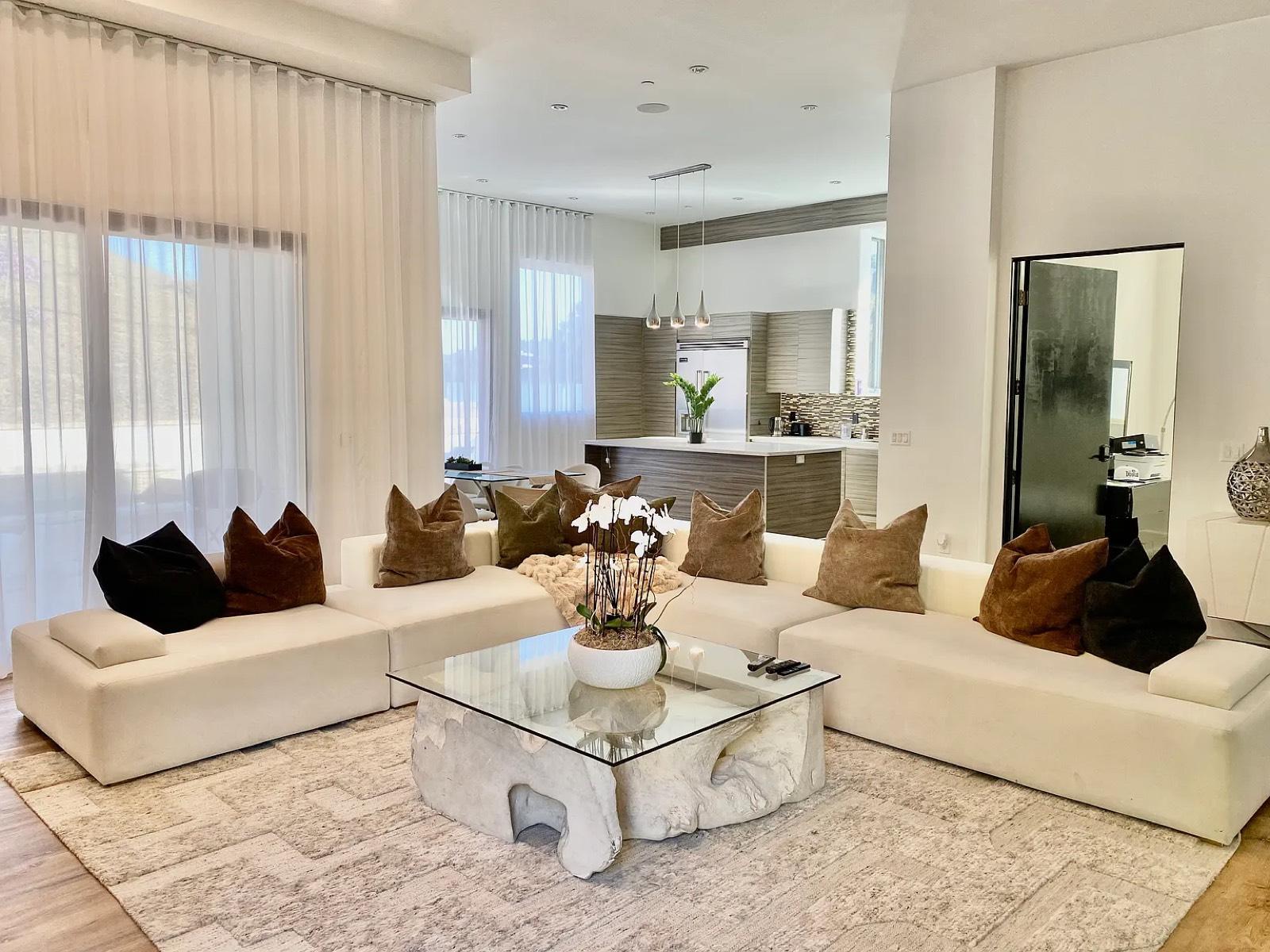 S Stylish Mod Near Studio City — photo 11