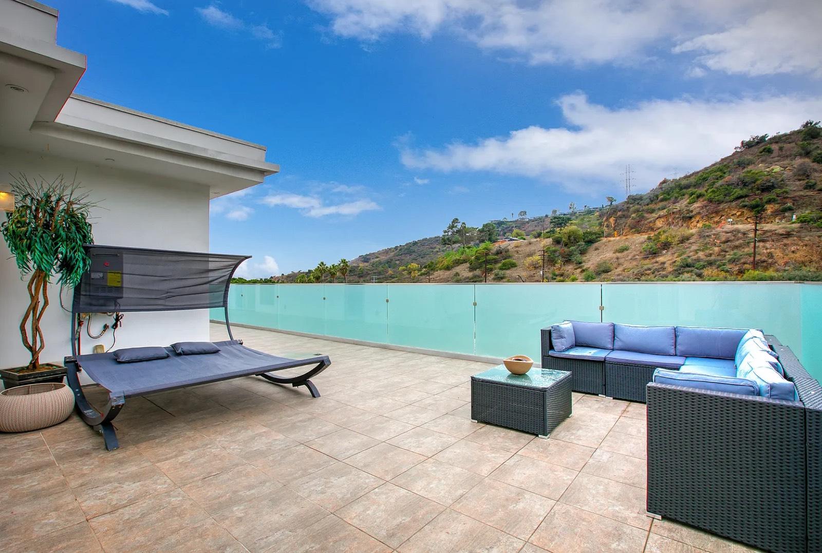 S Stylish Mod Near Studio City — photo 8