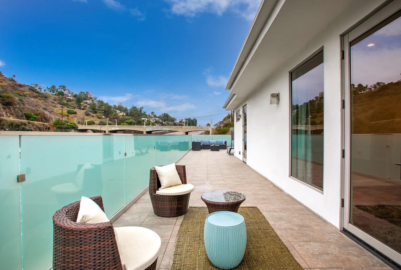 S Stylish Mod Near Studio City — photo 9