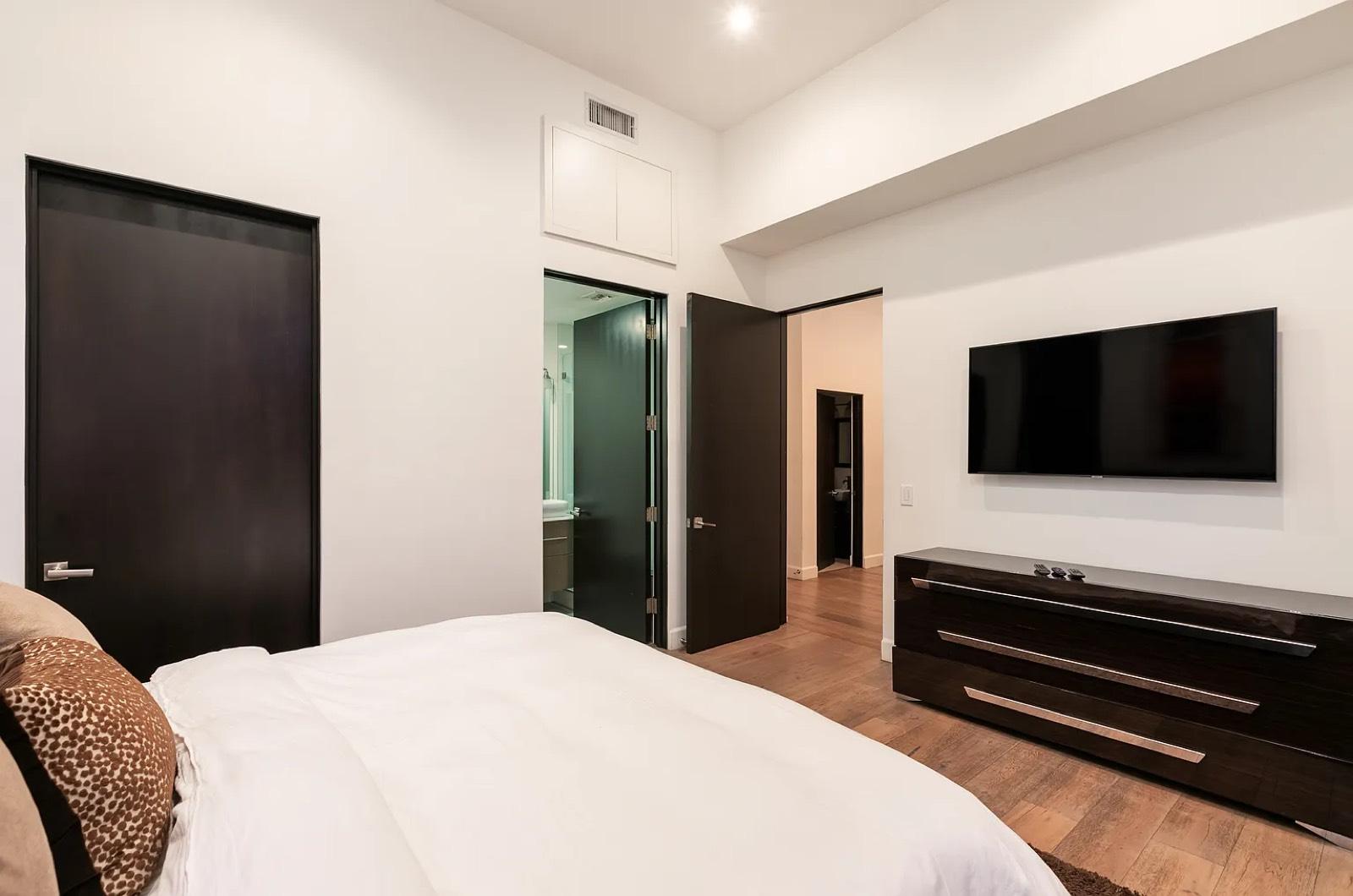 S Stylish Mod Near Studio City — photo 10