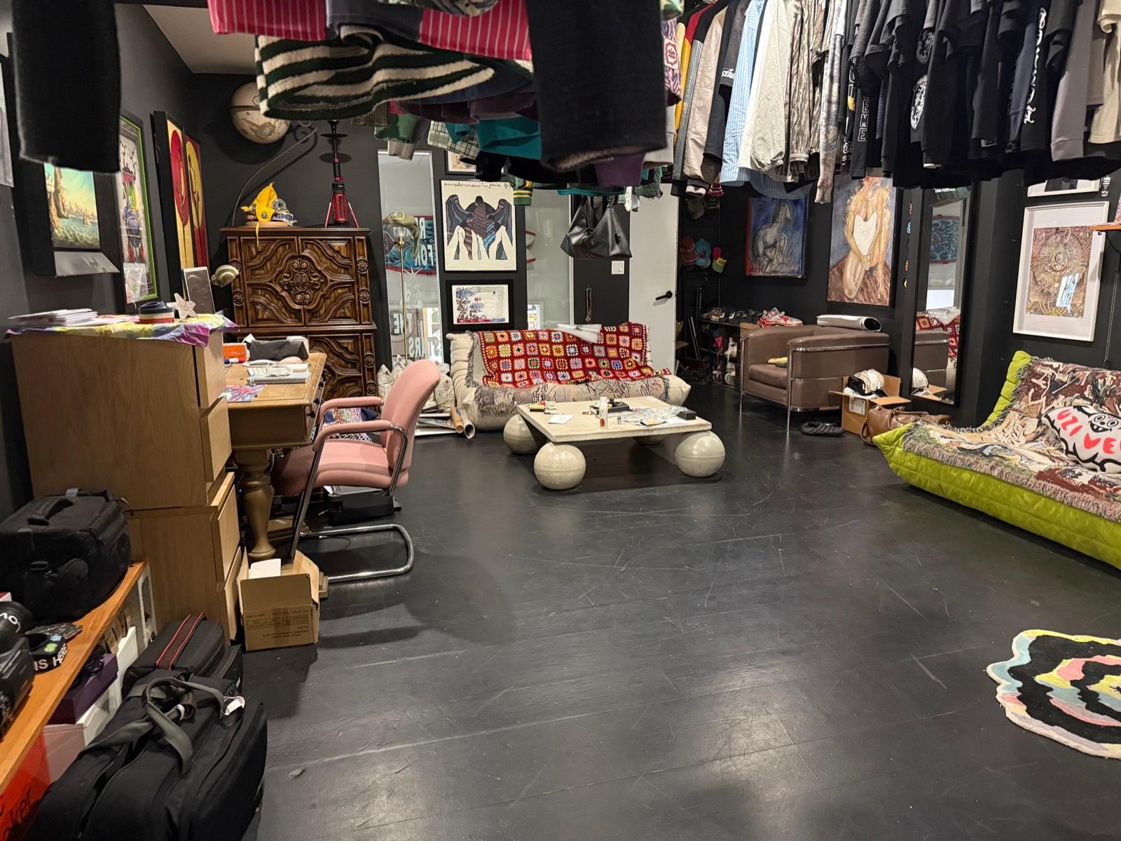 Sams funky loft type pad w clothing store — photo 3