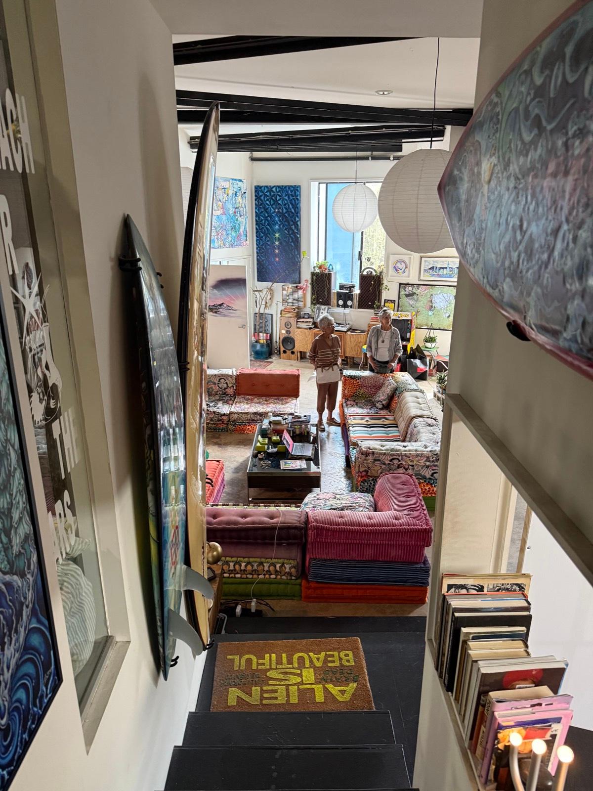 Sams funky loft type pad w clothing store — photo 9