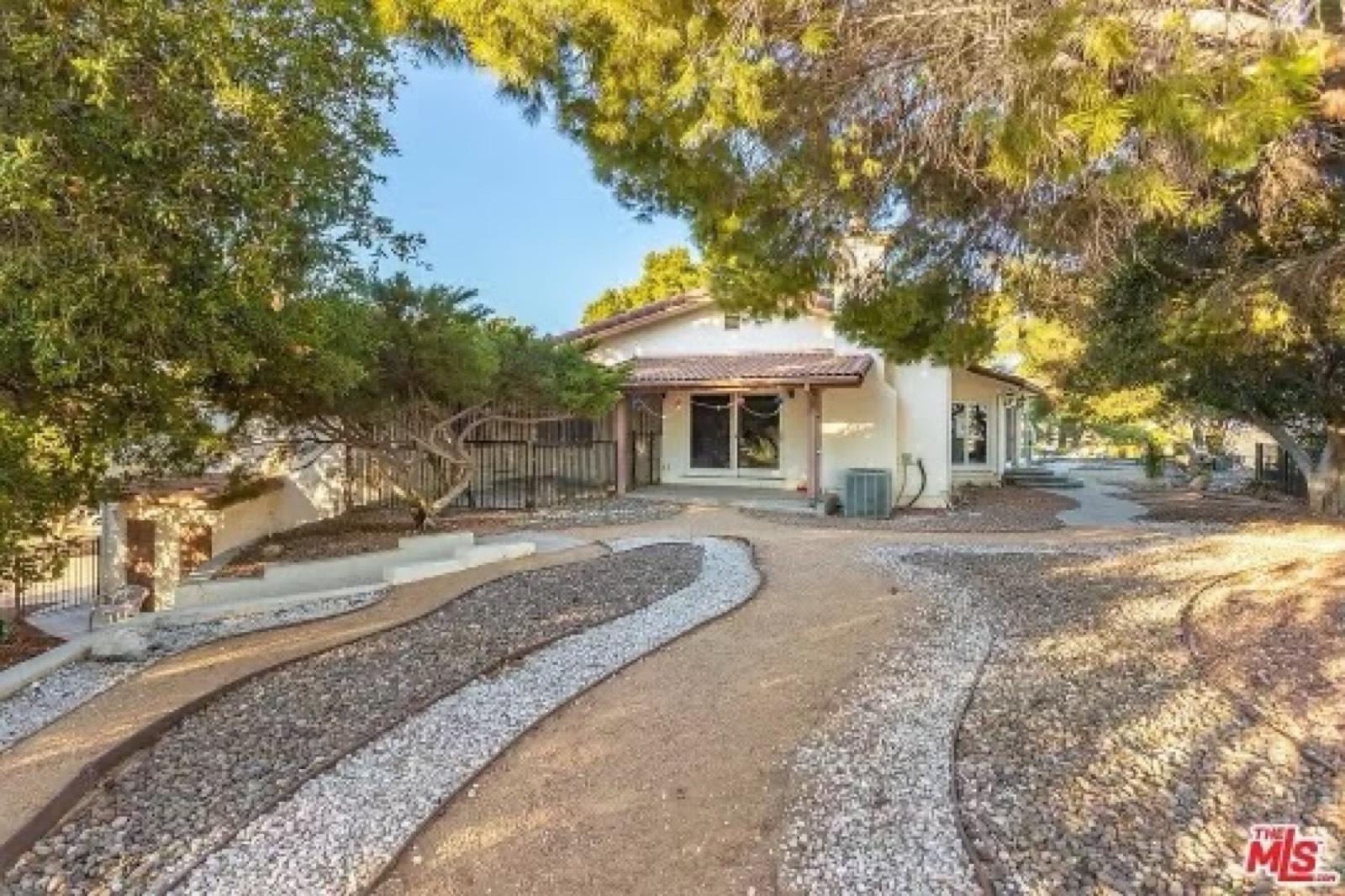 Santa Clarita Retreat — photo 9