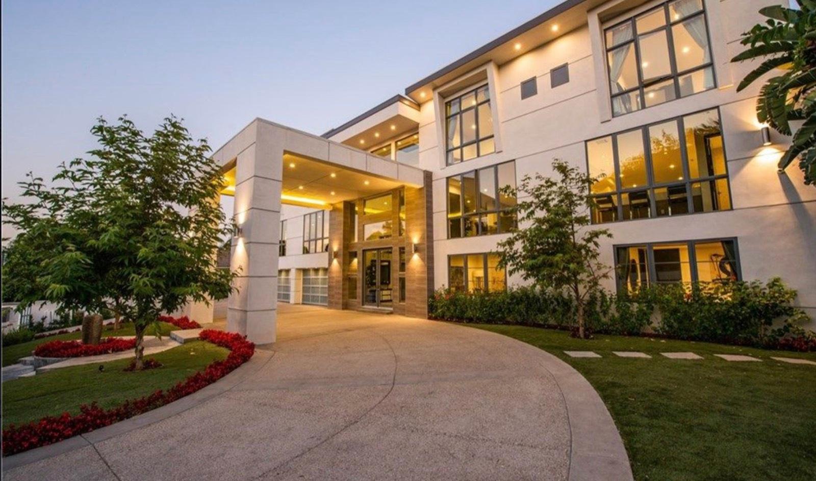 SB's Encino Hotel Mansion — photo 1