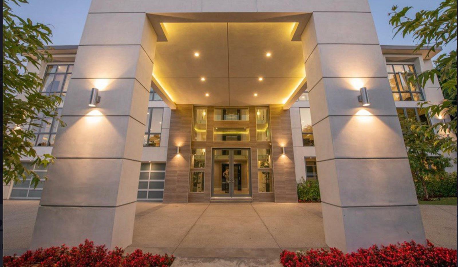 SB's Encino Hotel Mansion — photo 2