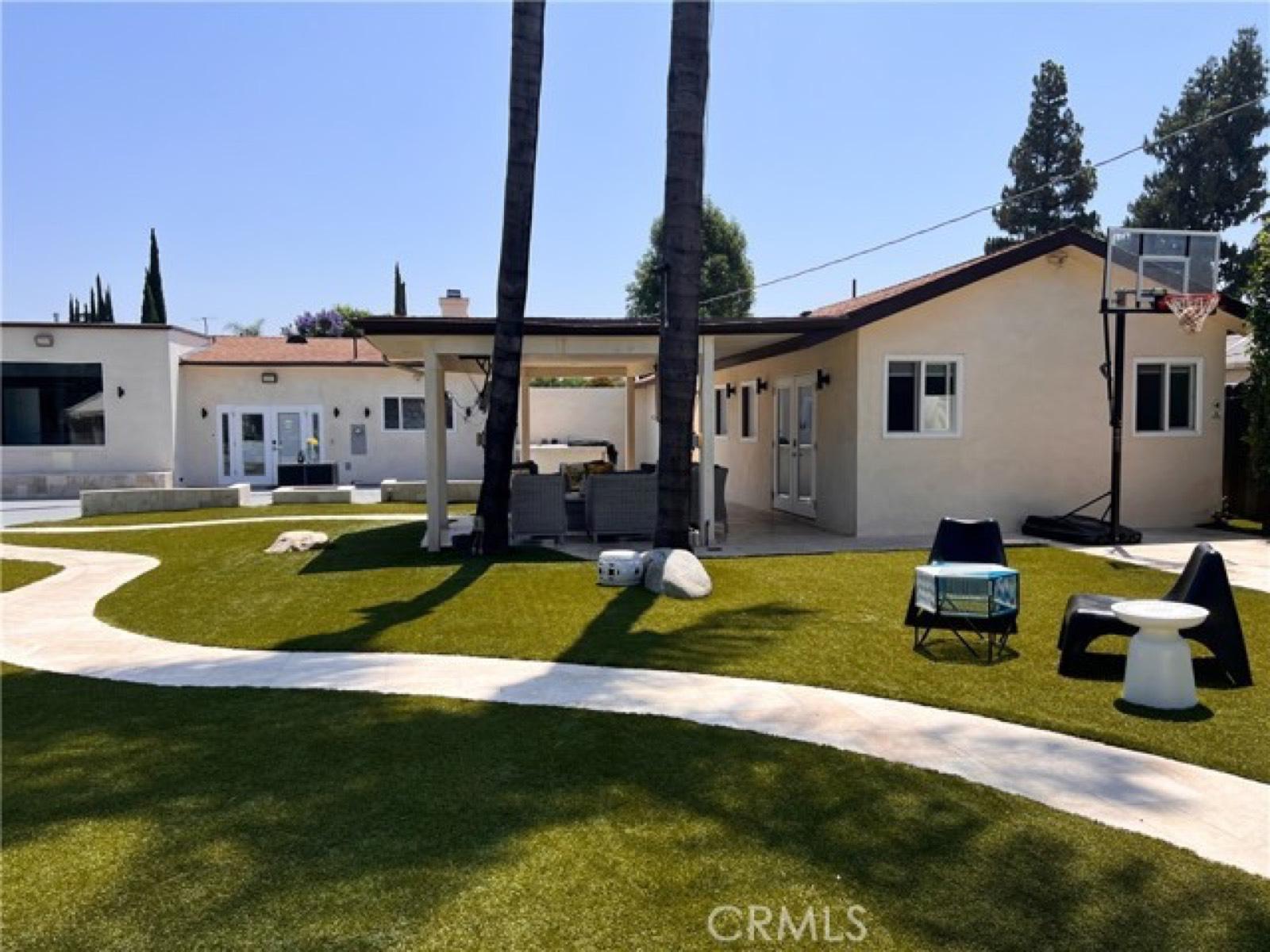 Seans T House With Large Yard — photo 9
