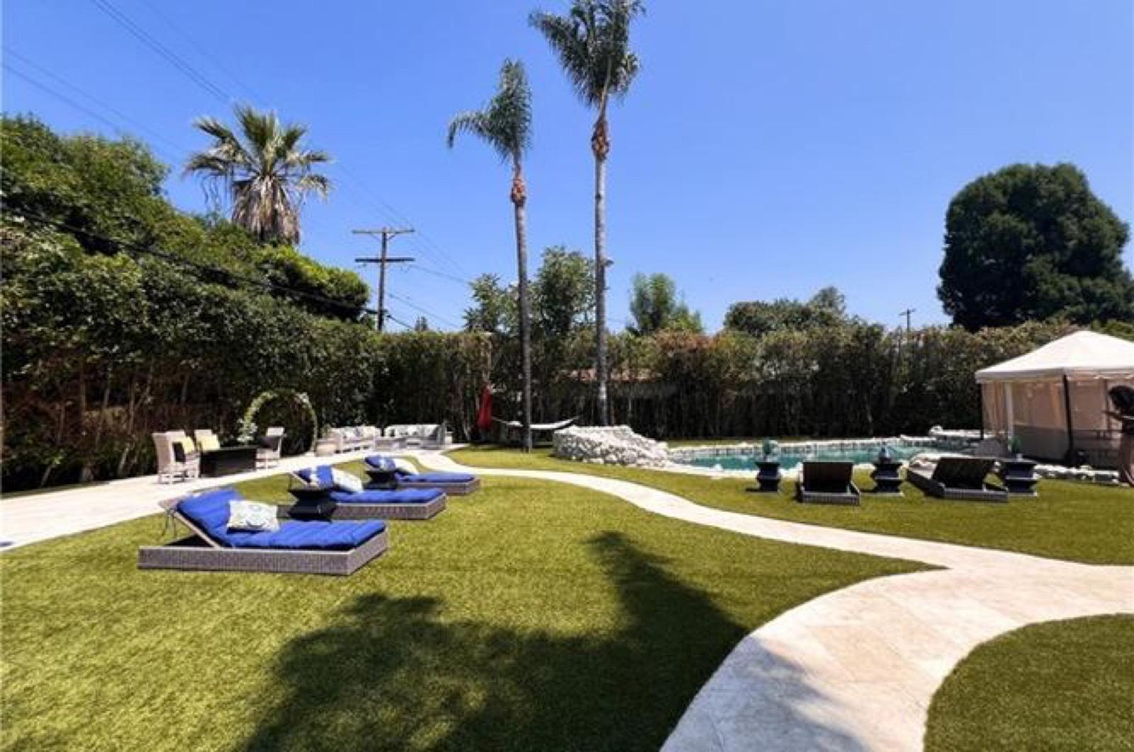 Seans T House With Large Yard — photo 1