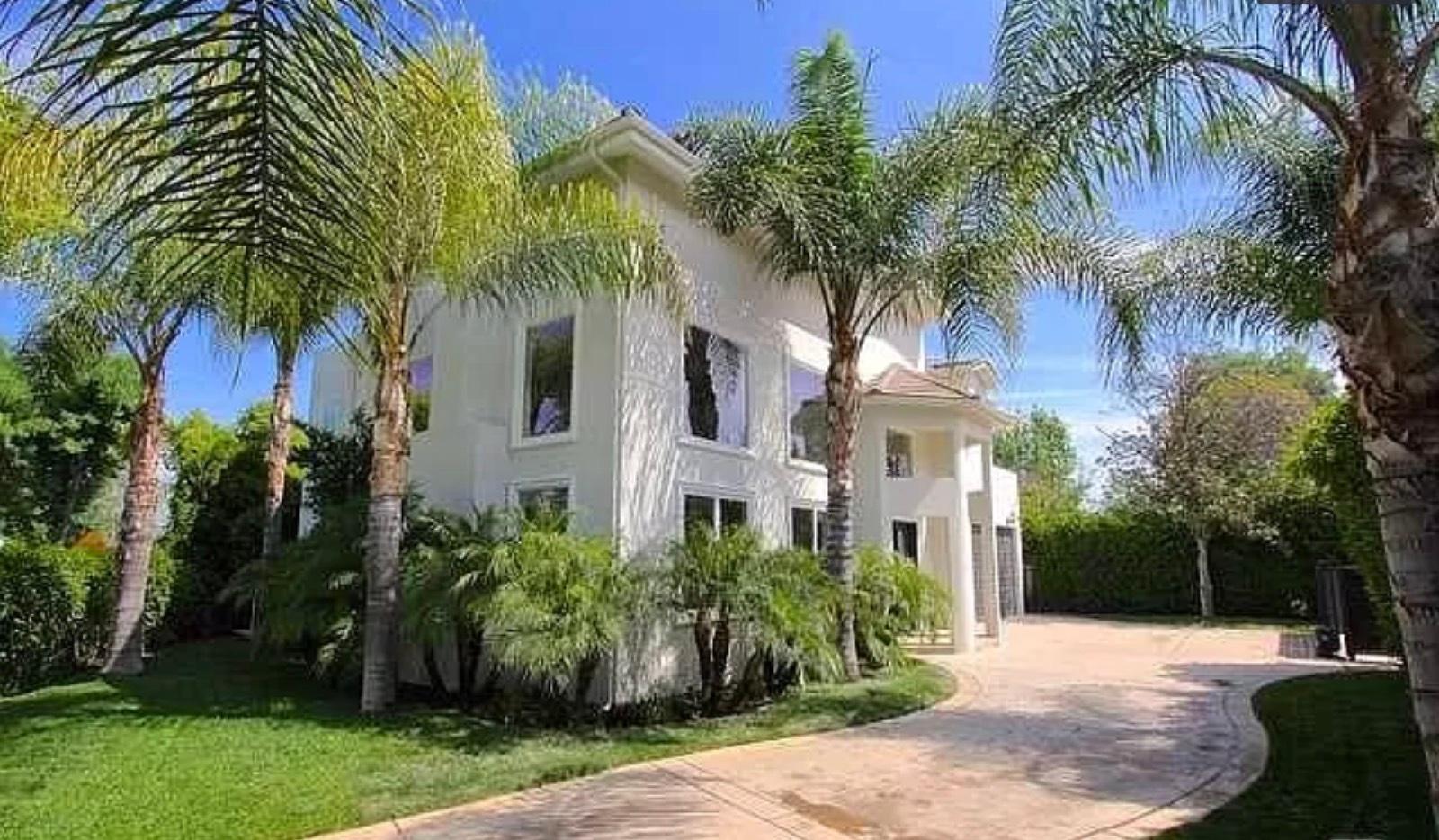 SP's Bright and Tall Home — photo 1