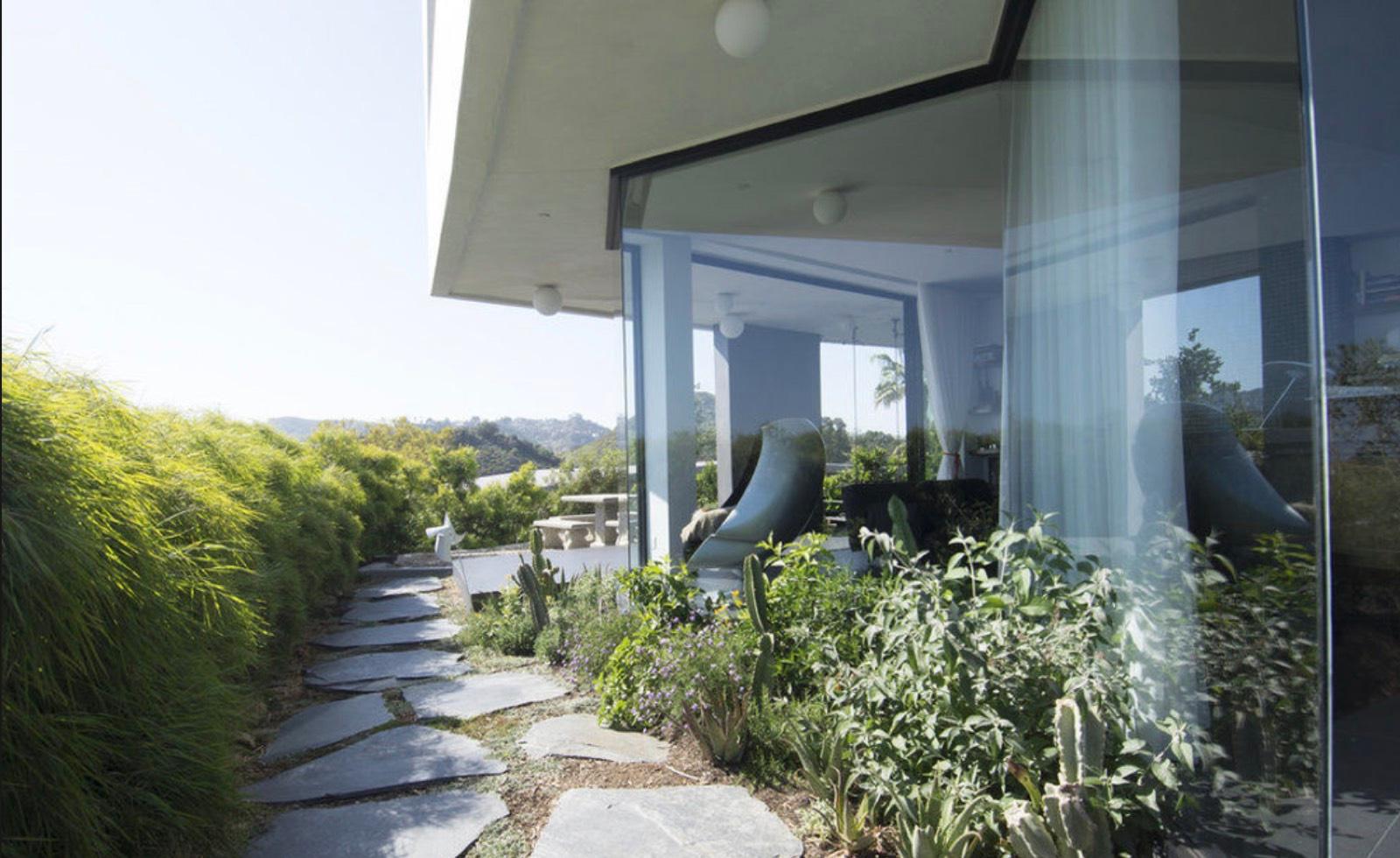 SR's Mulholland View House — photo 12