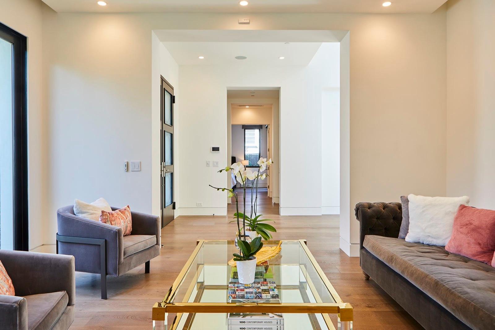 S's Brentwood House — photo 1