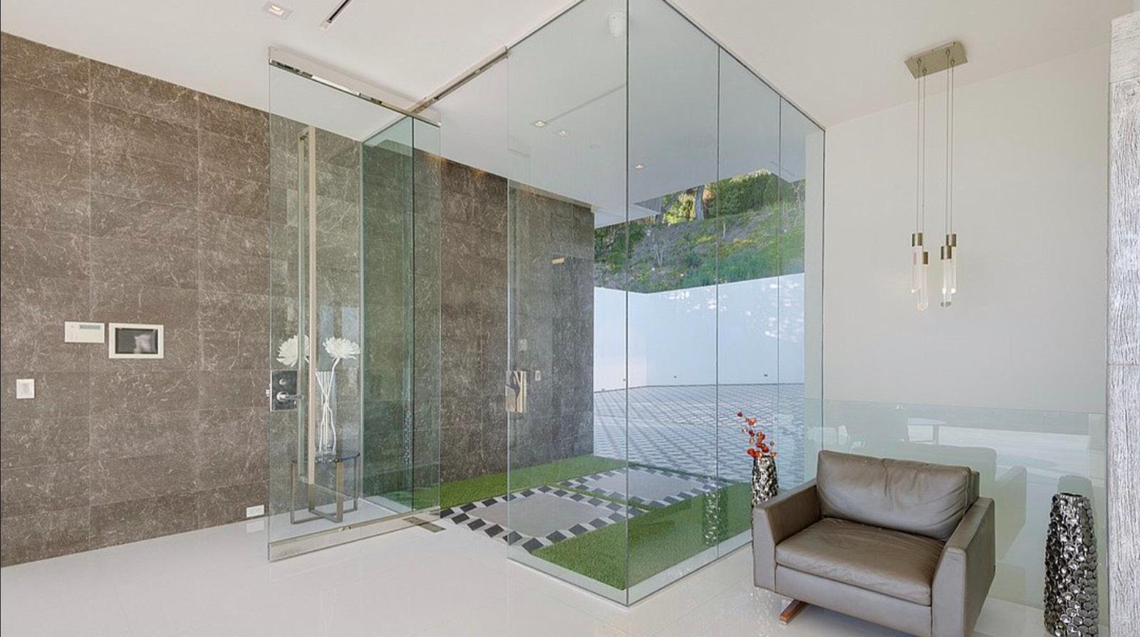 S's Mulholland Drive Modern Beauty — photo 1