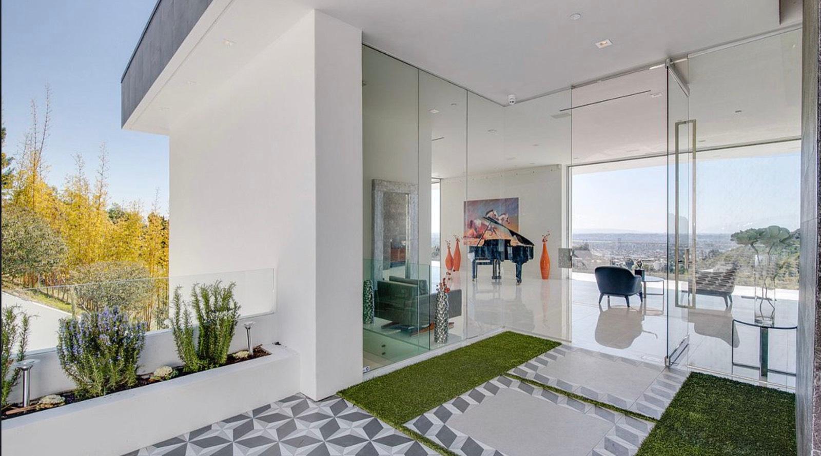 S's Mulholland Drive Modern Beauty — photo 3
