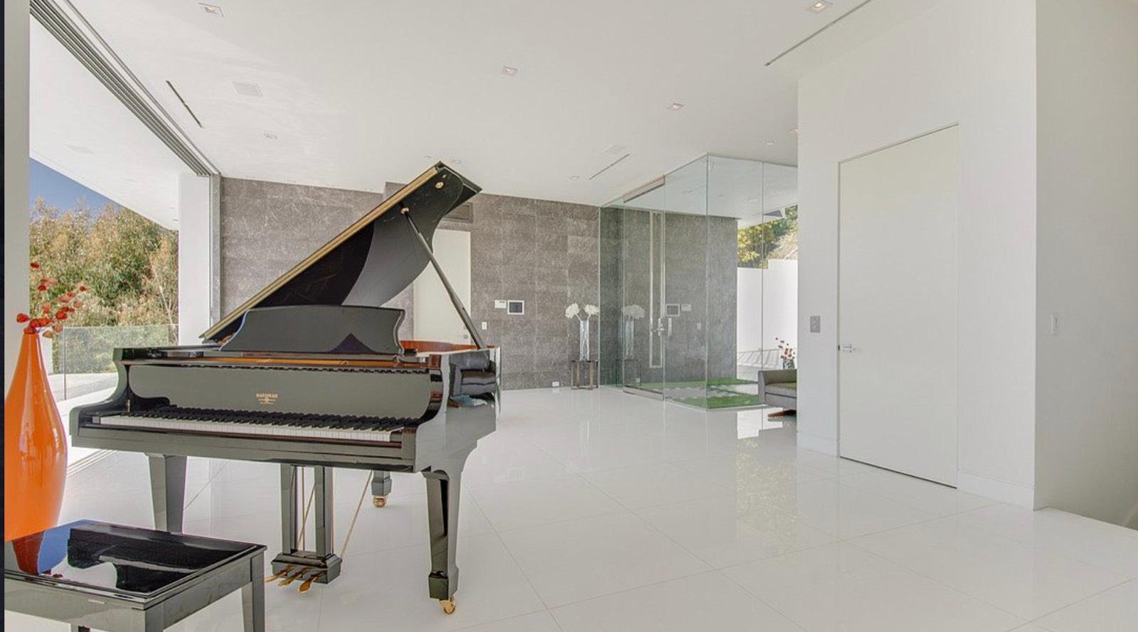 S's Mulholland Drive Modern Beauty — photo 4