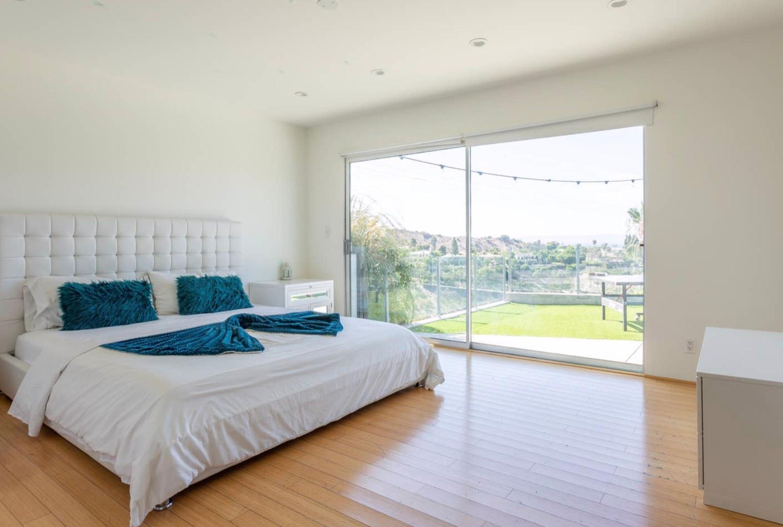 S's Sherman Oaks View House — photo 9