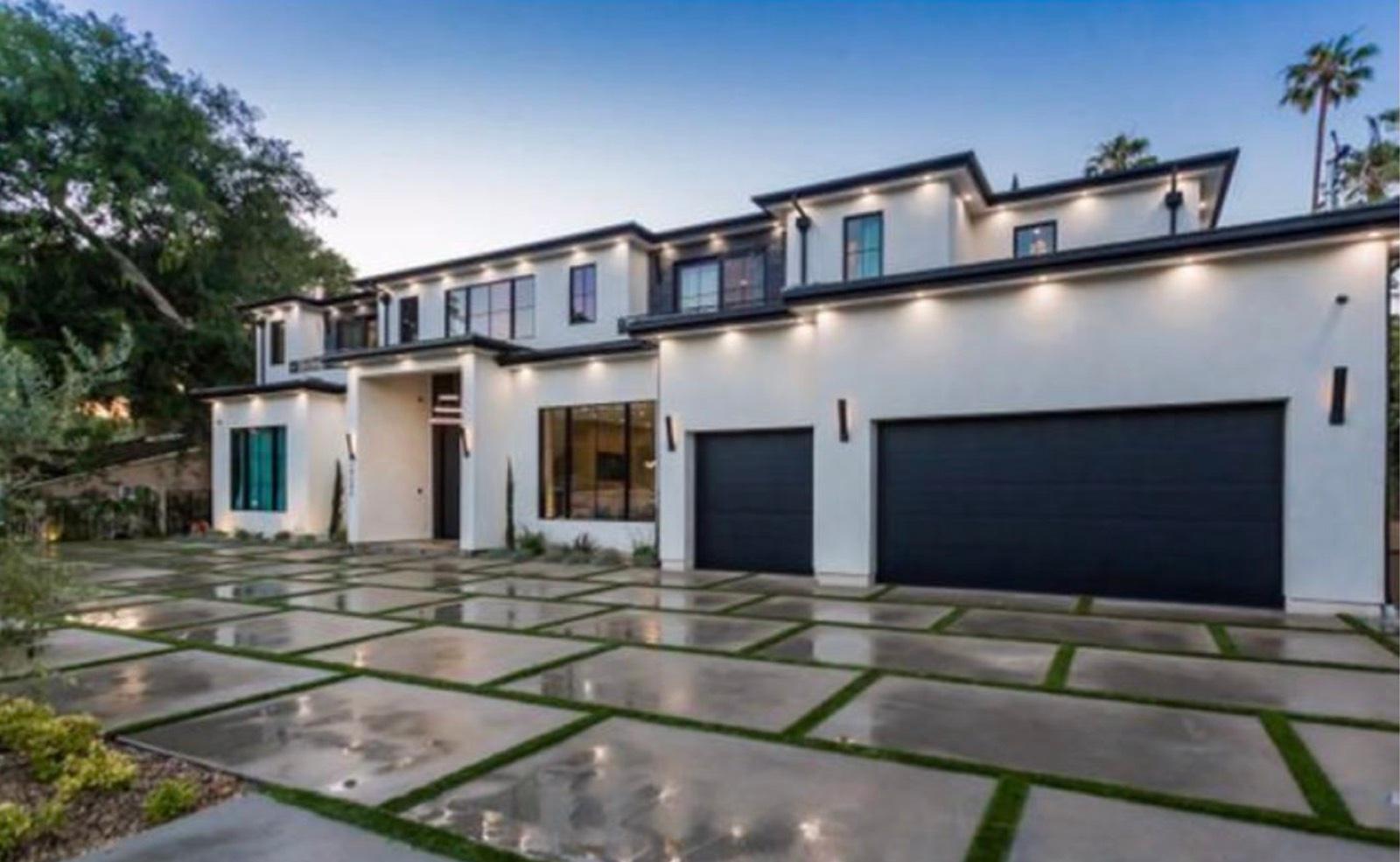 S's Tarzana Home — photo 2
