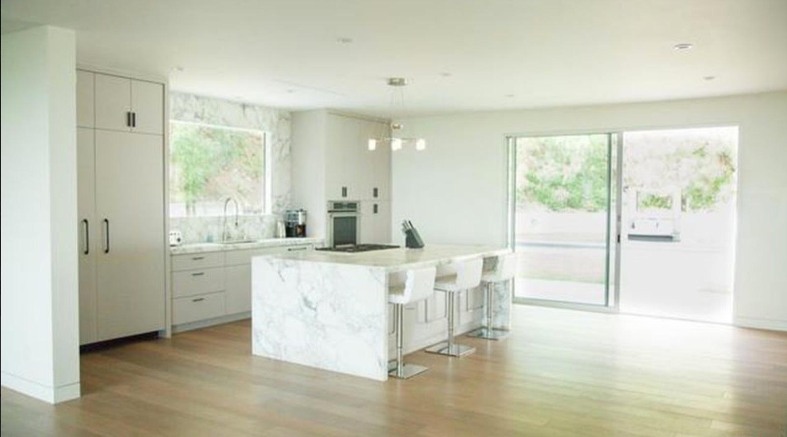 Stanley Ave White Modern — photo 10