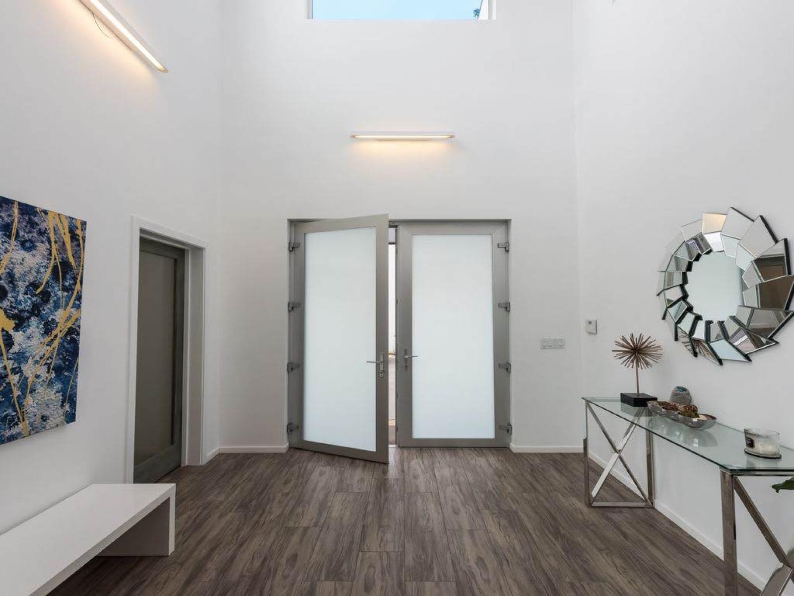 Studio City Modern House — photo 1
