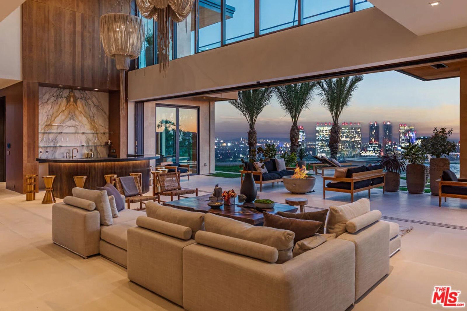 Summit Villa — photo 1