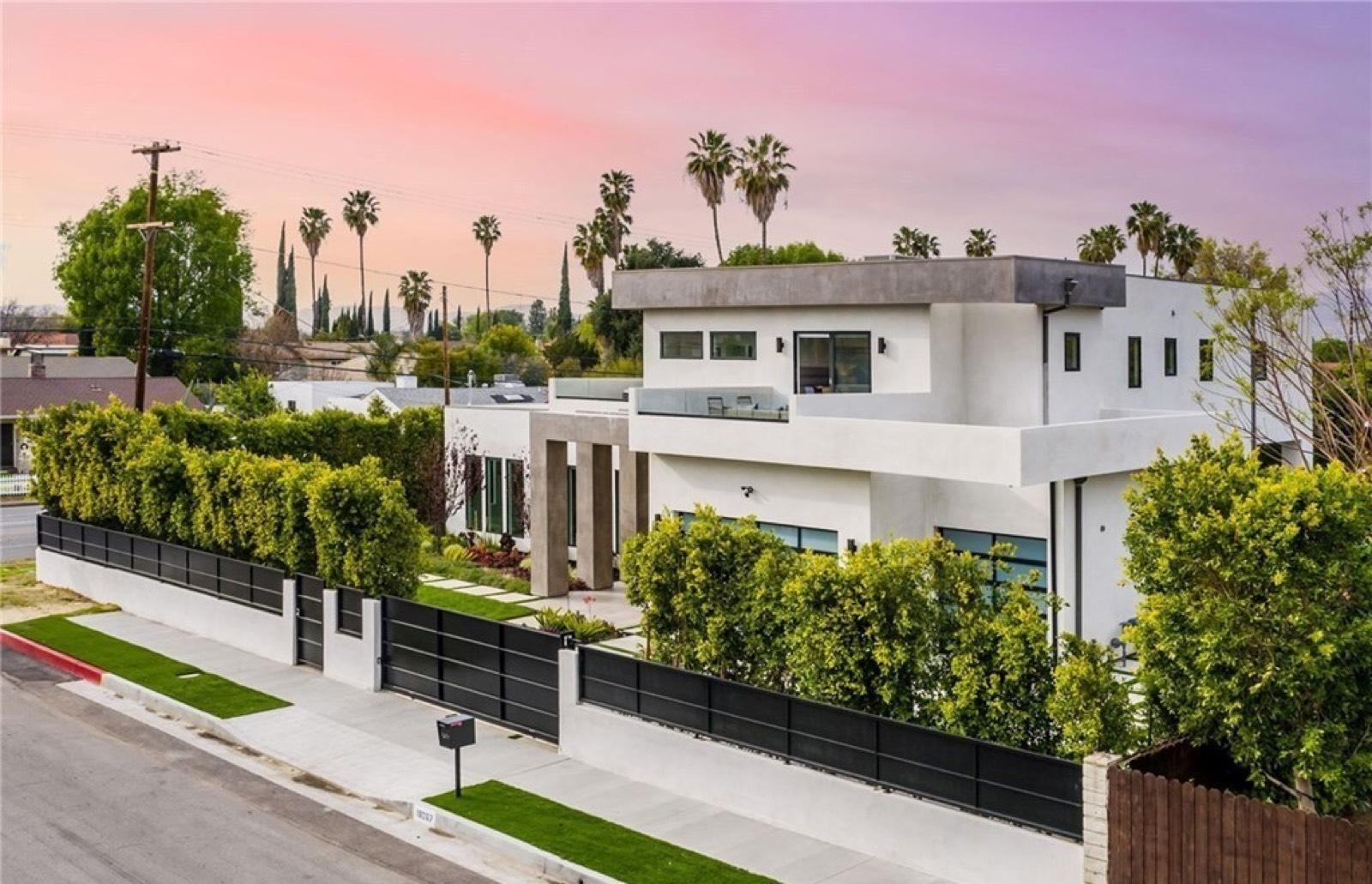 SW's Modern BOXY HOME — photo 1