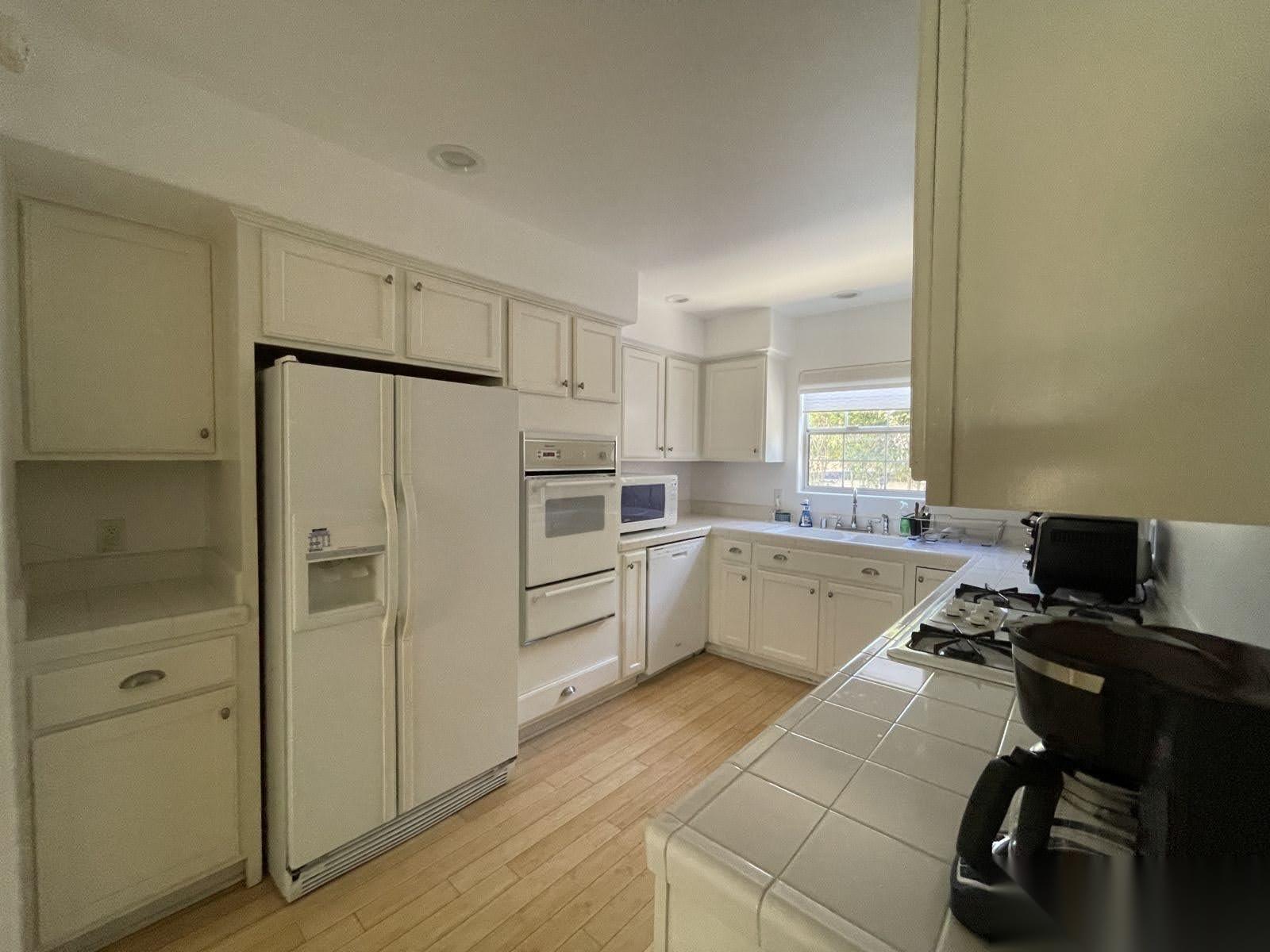 Traditional Home with Bright Lighting — photo 11