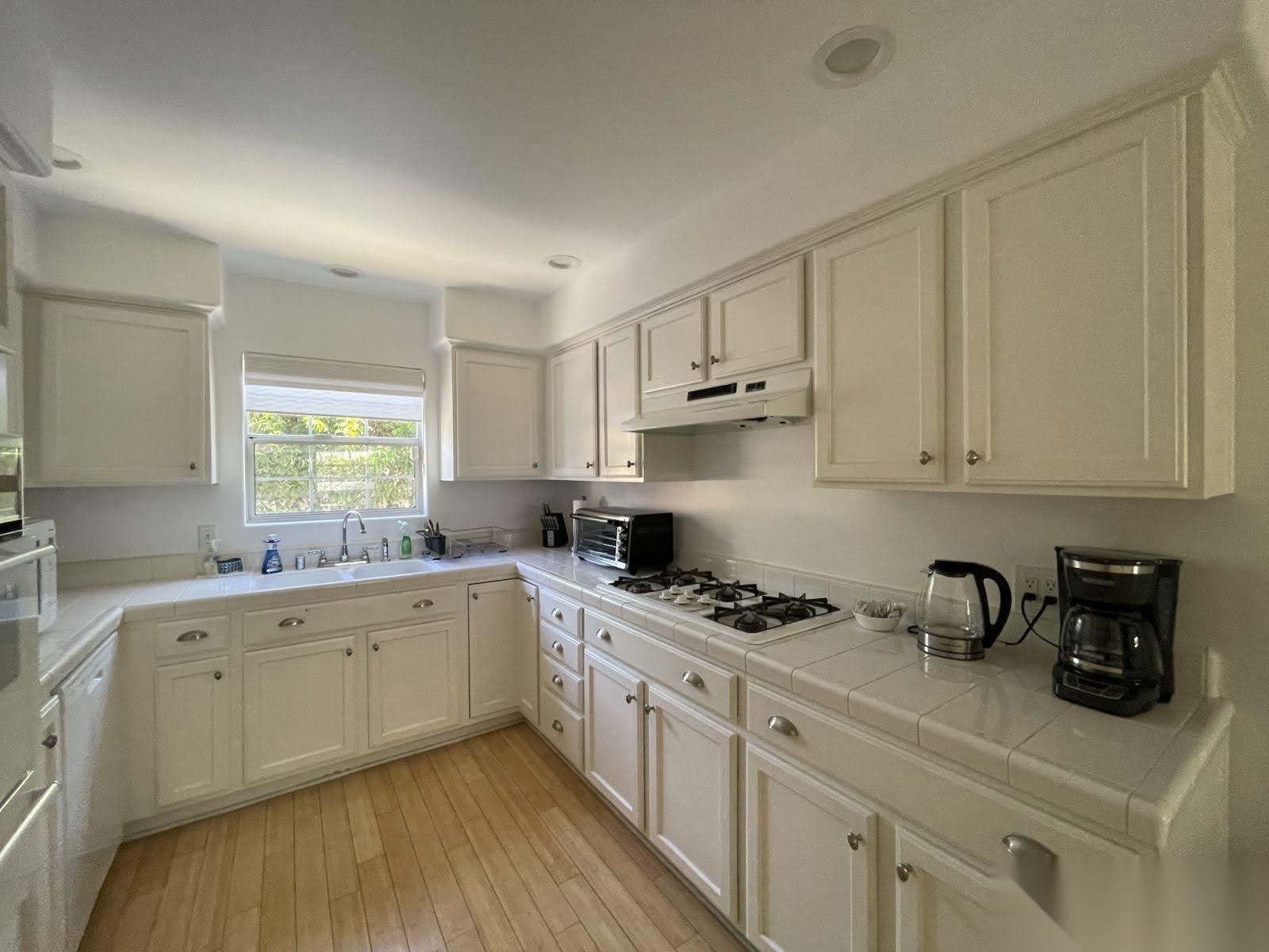 Traditional Home with Bright Lighting — photo 12