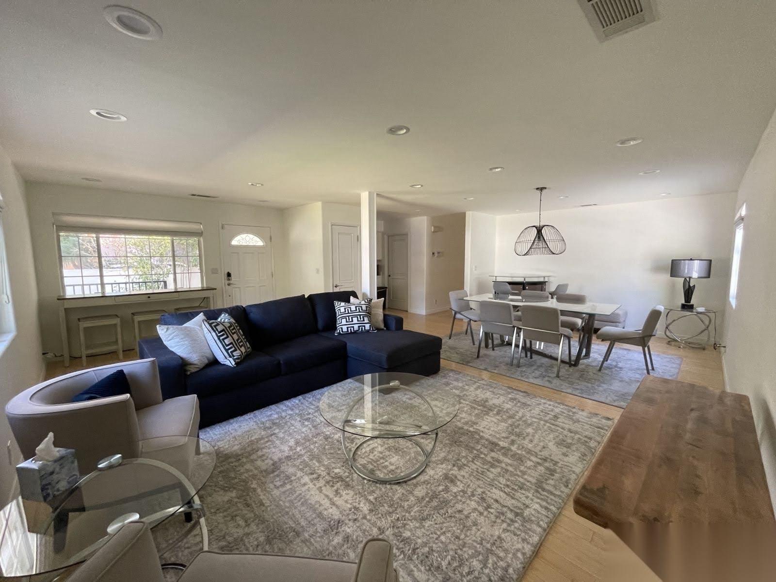 Traditional Home with Bright Lighting — photo 4